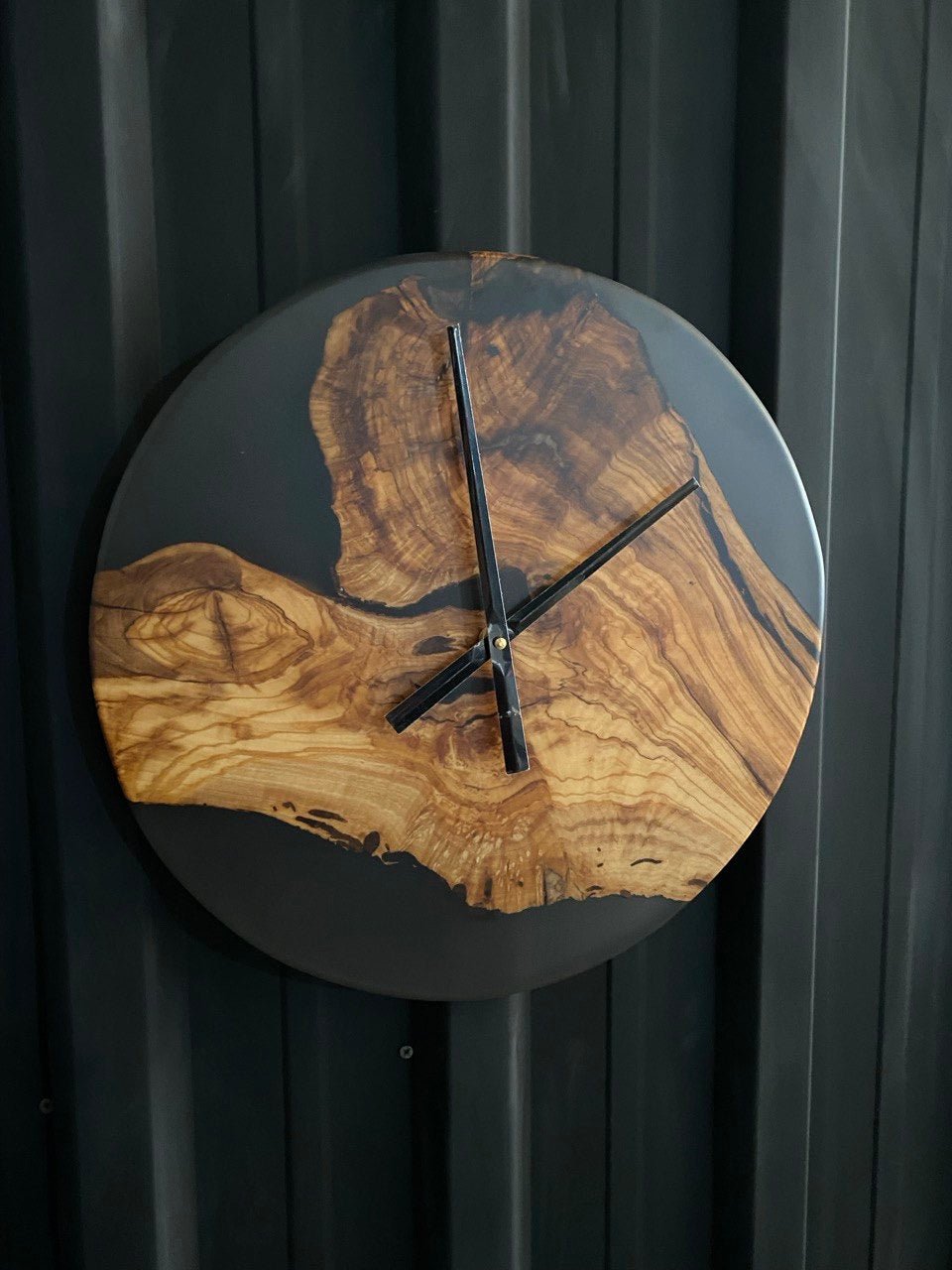 Uhr Epoxidharz Grau Schwarz – Runde Designuhr mit Naturrand