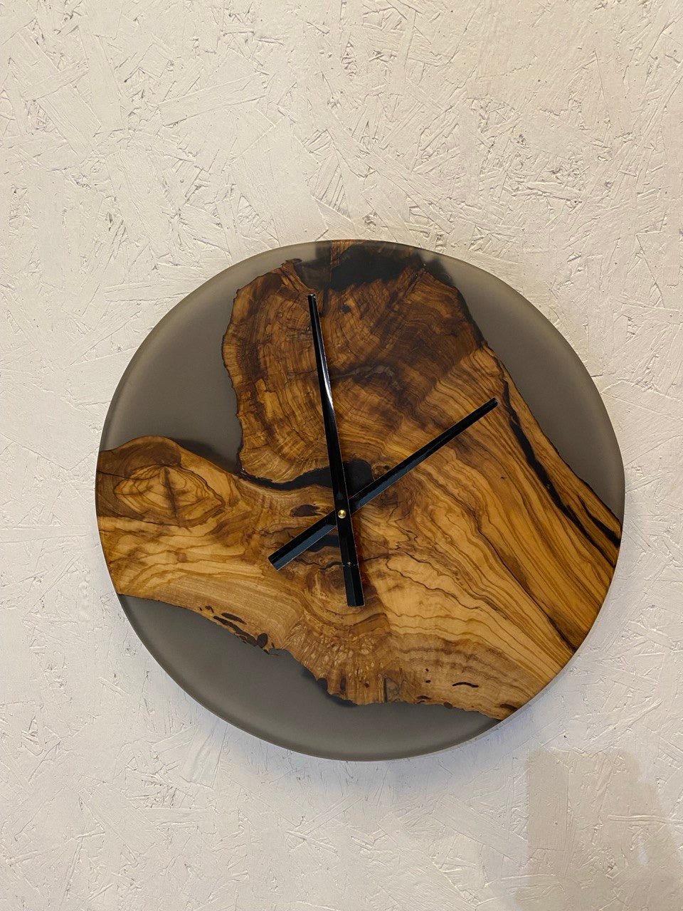 Uhr Epoxidharz Grau Schwarz – Runde Designuhr mit Naturrand