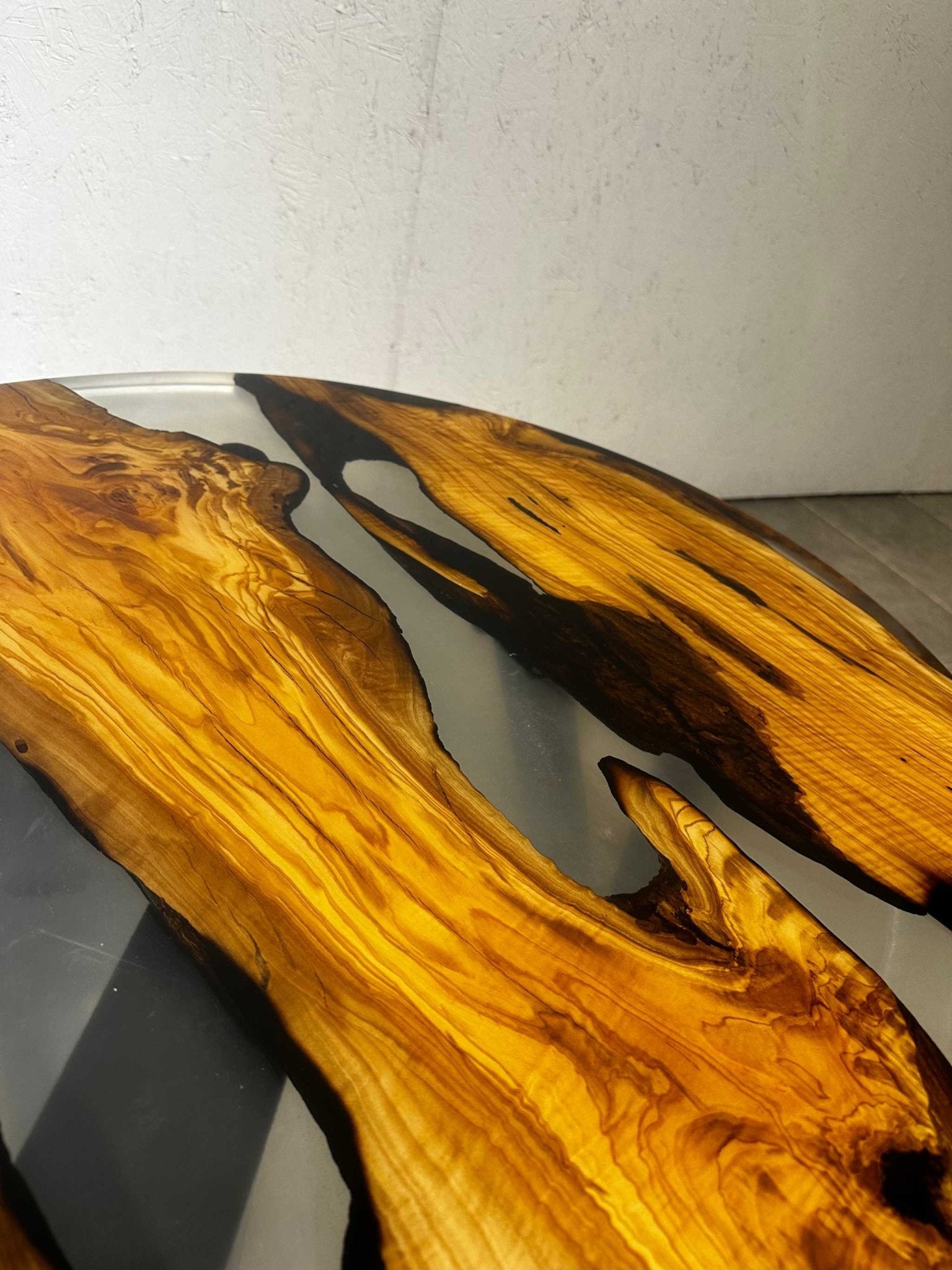 Couchtisch Epoxidharz Olivenholz ca. 80 cm - schwarz-transparent