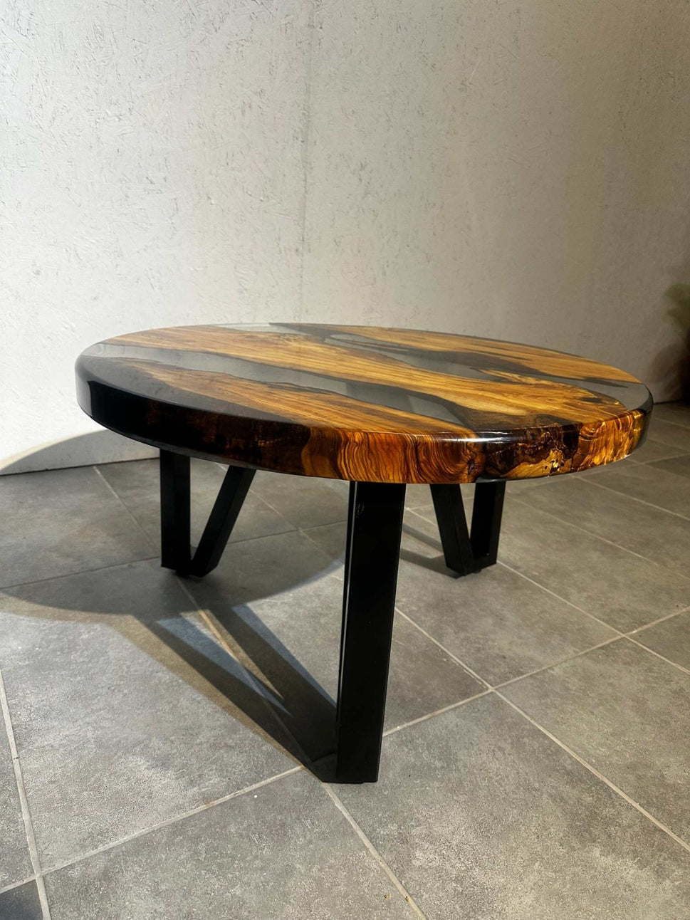 Couchtisch Epoxidharz Olivenholz ca. 80 cm - schwarz-transparent