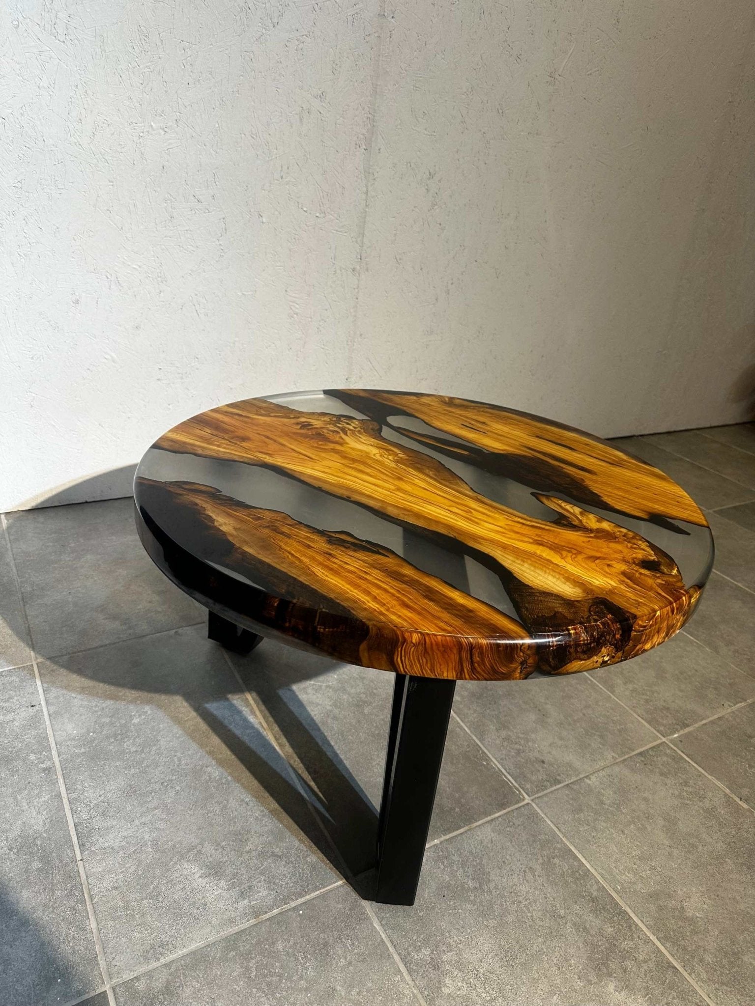 Couchtisch Epoxidharz Olivenholz ca. 80 cm - schwarz-transparent