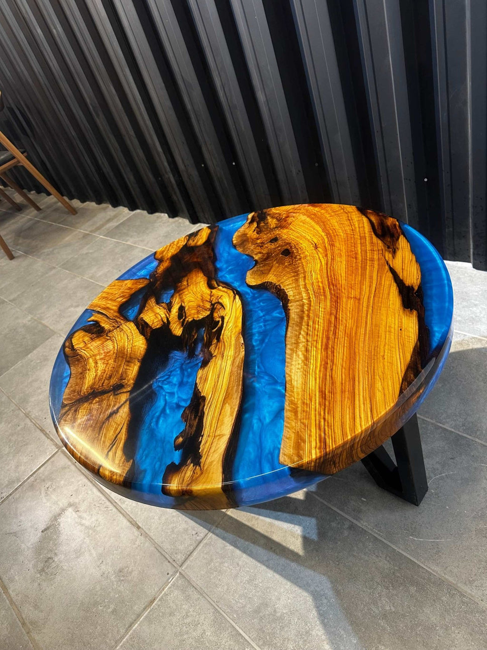 Couchtisch Epoxidharz Olivenholz ca. 80 cm - blau
