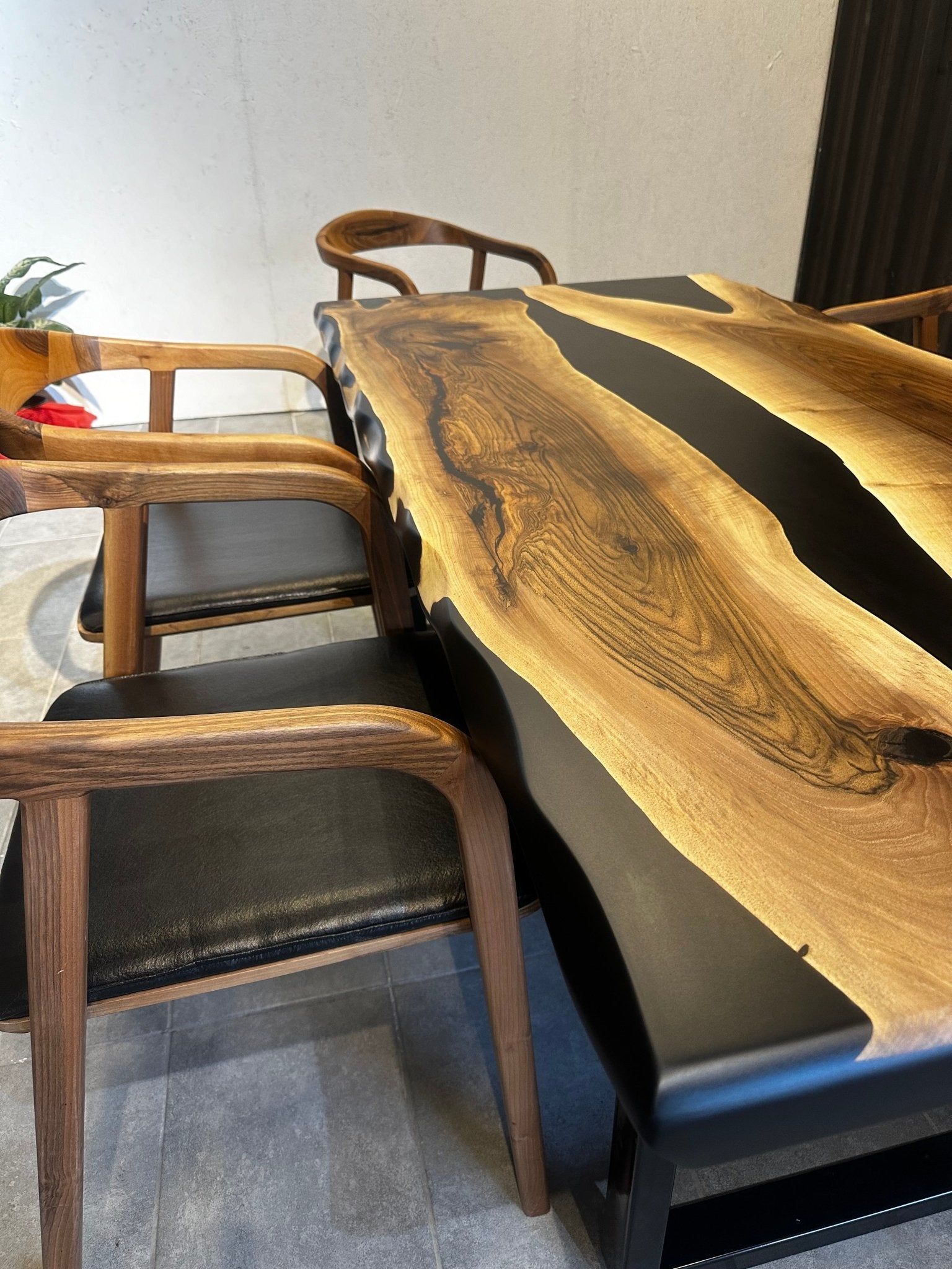 Esstisch Epoxidharz Nussbaum River Table 180×90 cm mit X-Gestell
