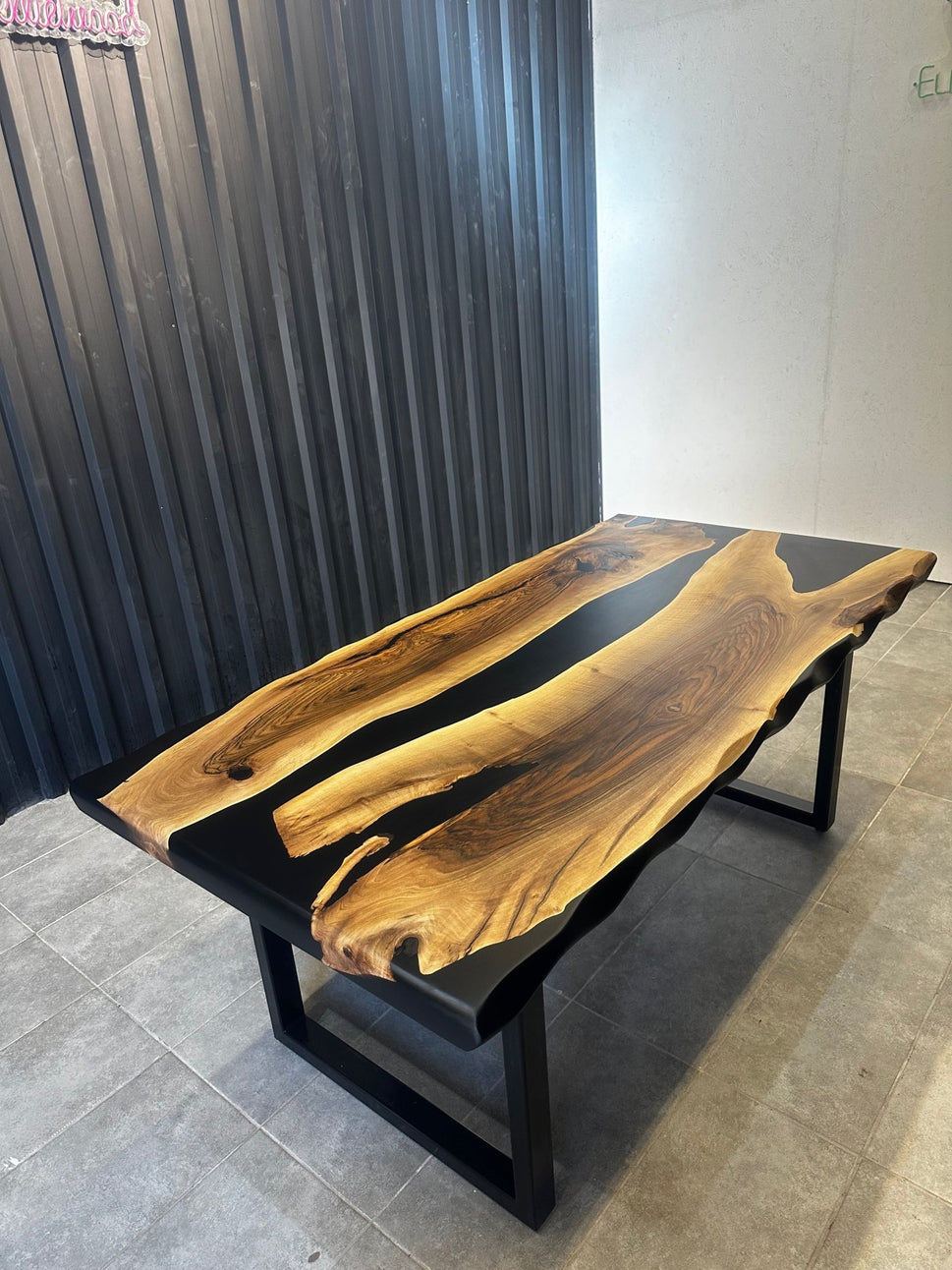 Esstisch Epoxidharz Nussbaum River Table 180×90 cm mit X-Gestell