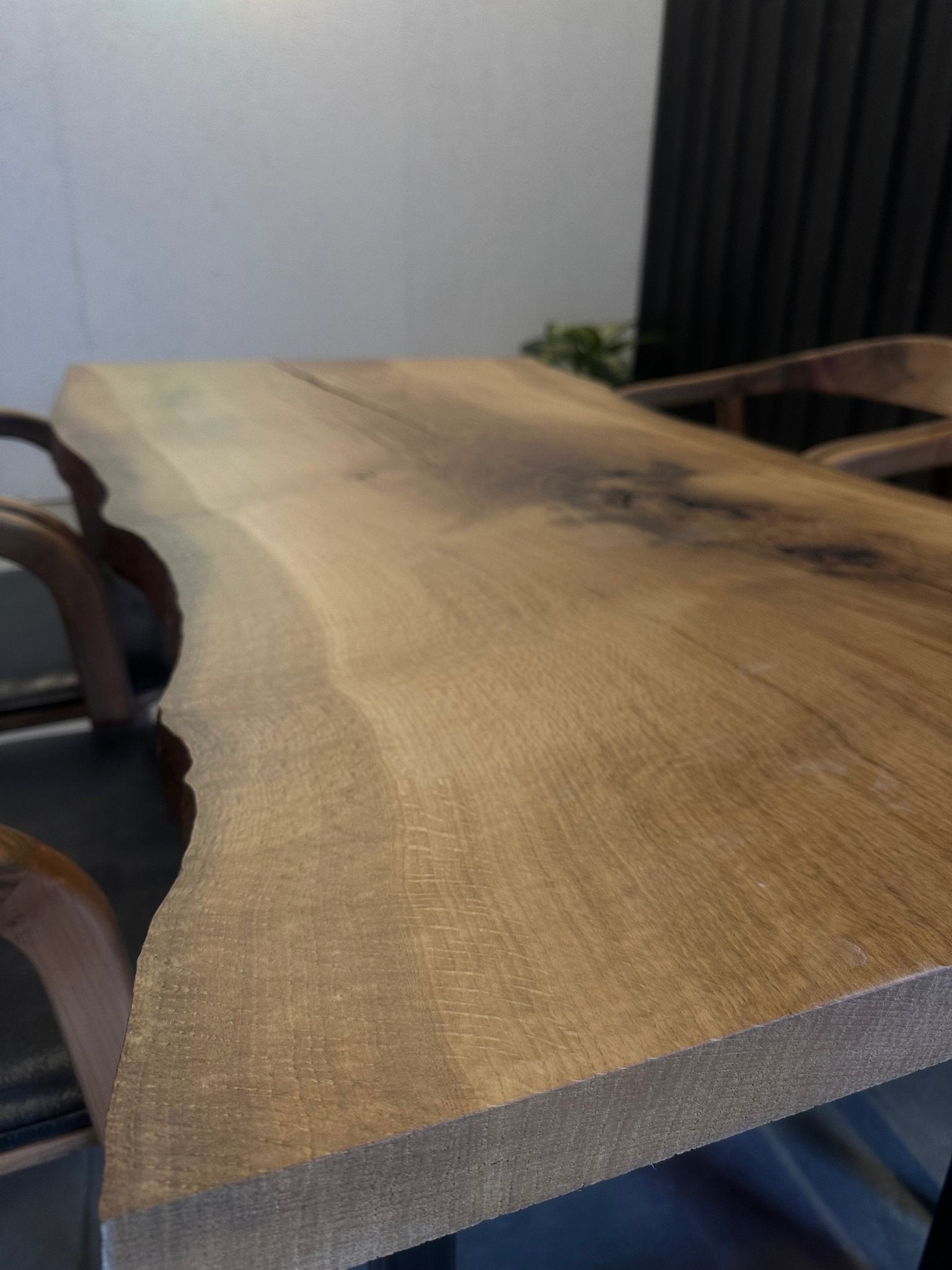 Esstisch Eiche – Massivholztisch mit natürlicher Baumkante