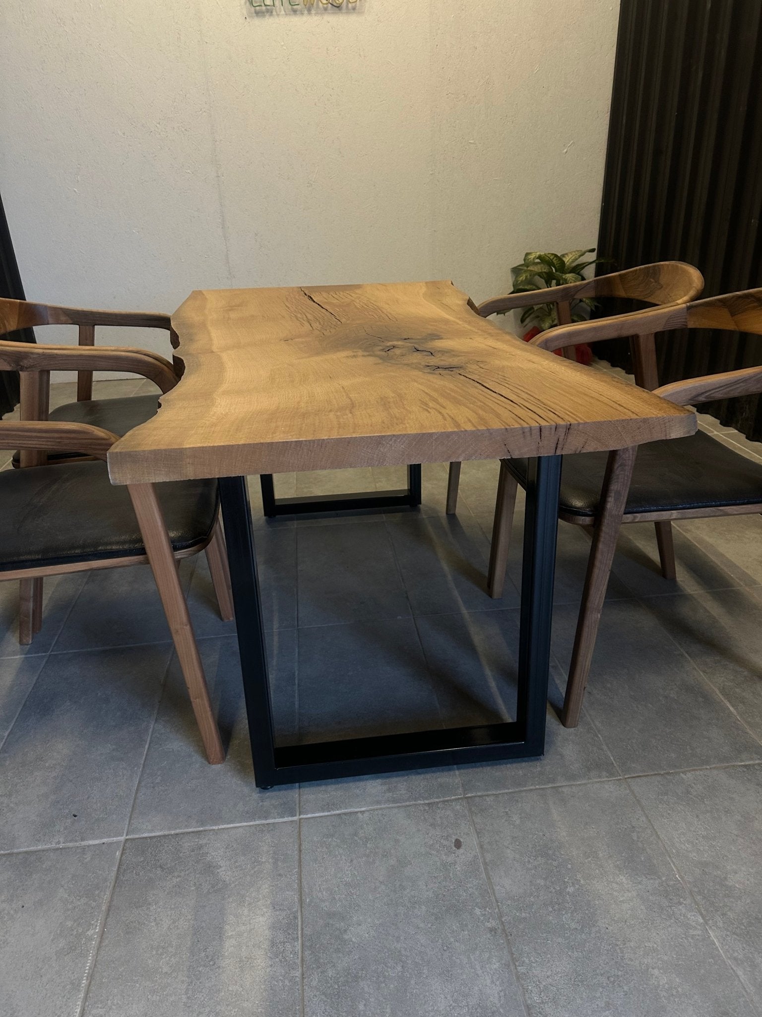 Esstisch Eiche – Massivholztisch mit natürlicher Baumkante