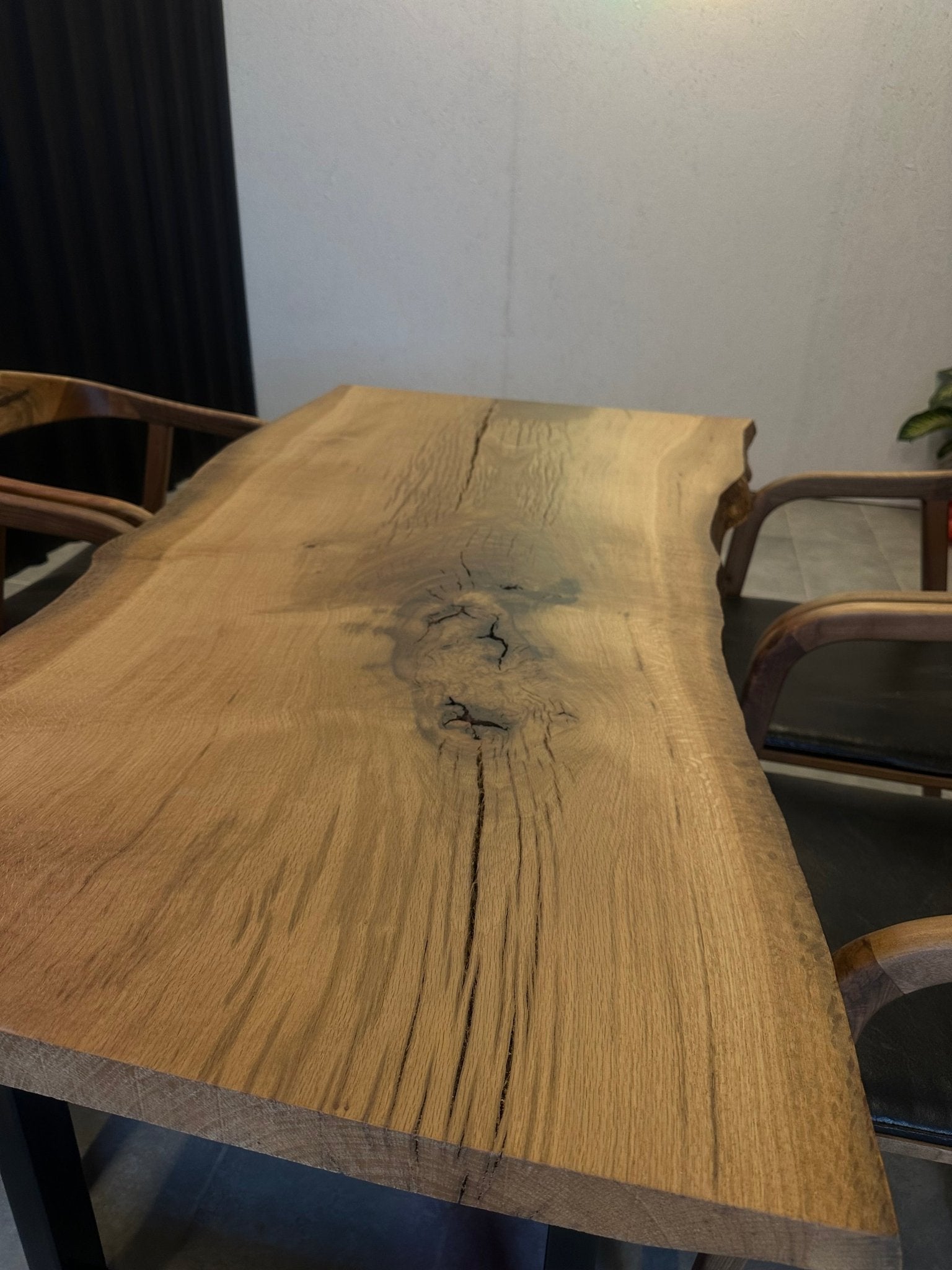 Esstisch Eiche – Massivholztisch mit natürlicher Baumkante