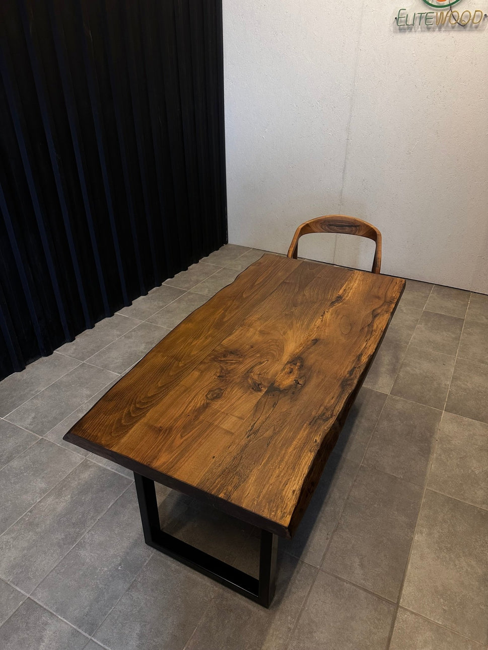 Esstisch Walnuss Massivholz - Designertisch mit Baumkante &amp; Stahlgestell