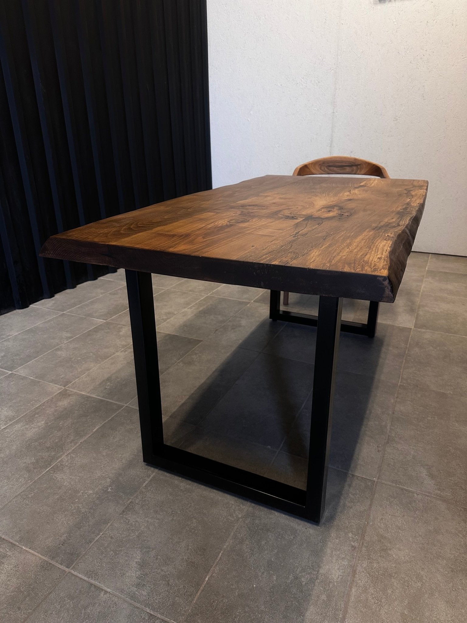 Esstisch Walnuss Massivholz - Designertisch mit Baumkante &amp; Stahlgestell