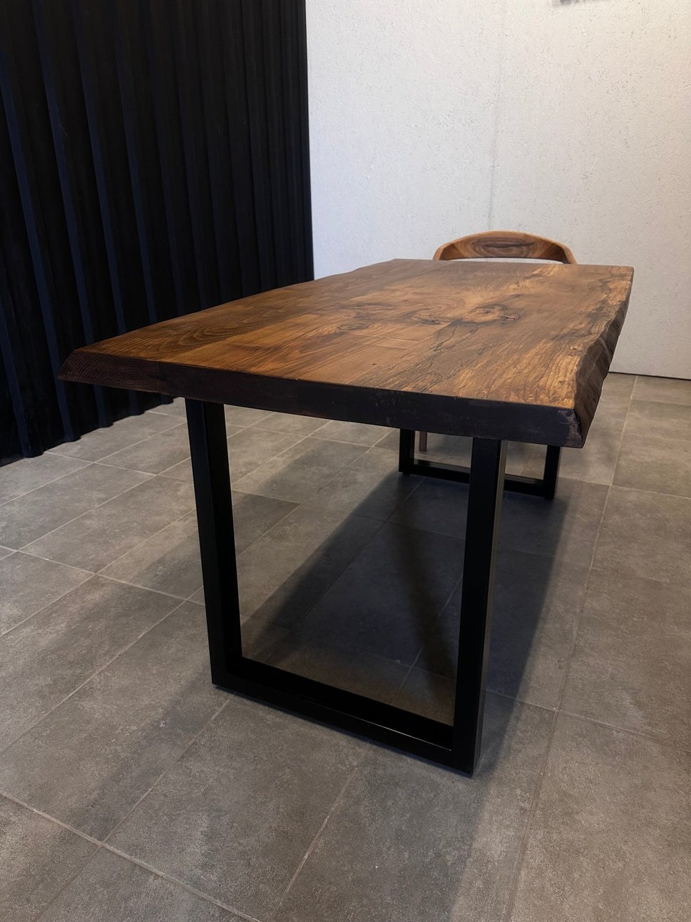 Esstisch Walnuss Massivholz - Designertisch mit Baumkante &amp; Stahlgestell