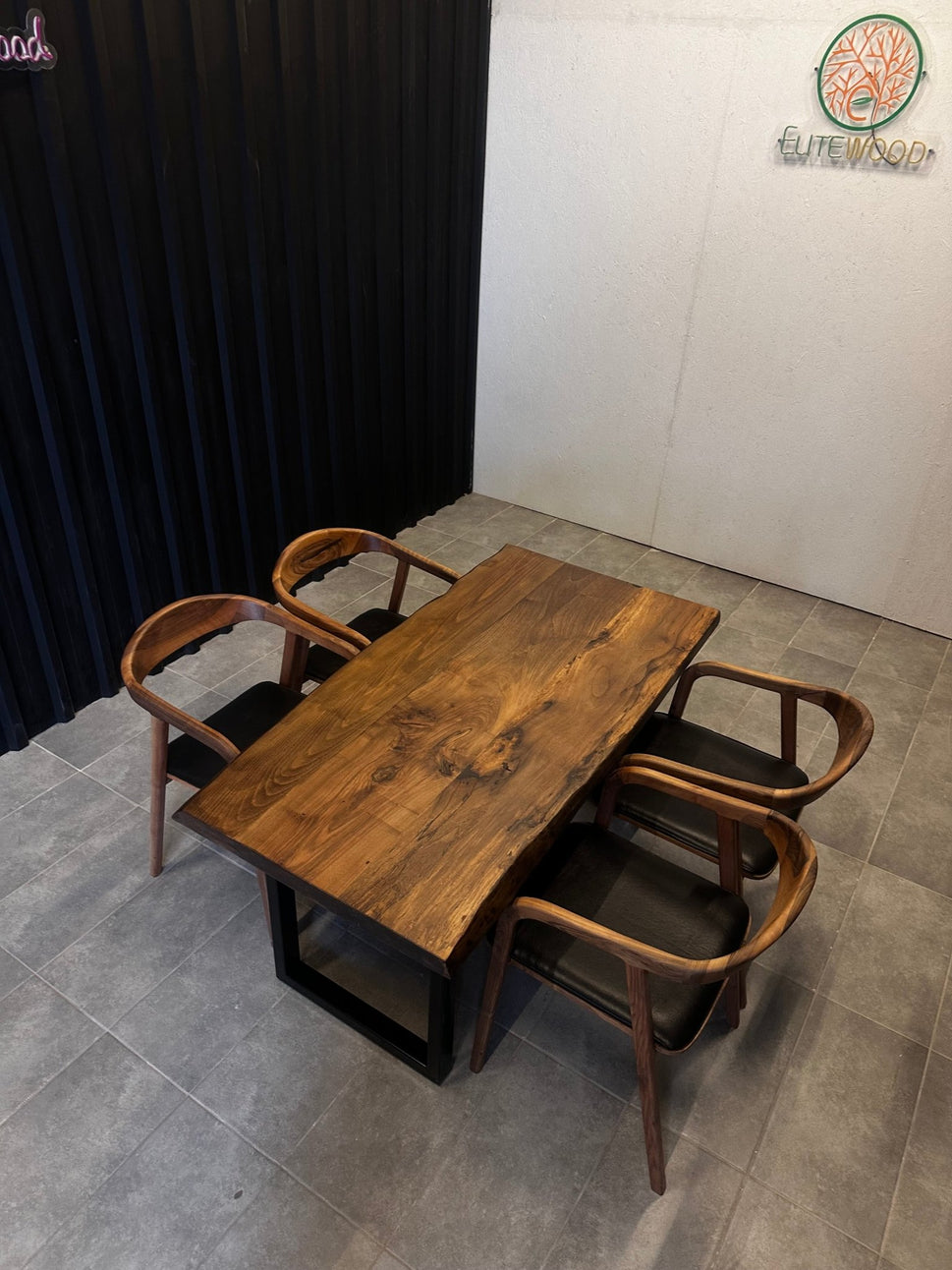 Esstisch Walnuss Massivholz - Designertisch mit Baumkante &amp; Stahlgestell