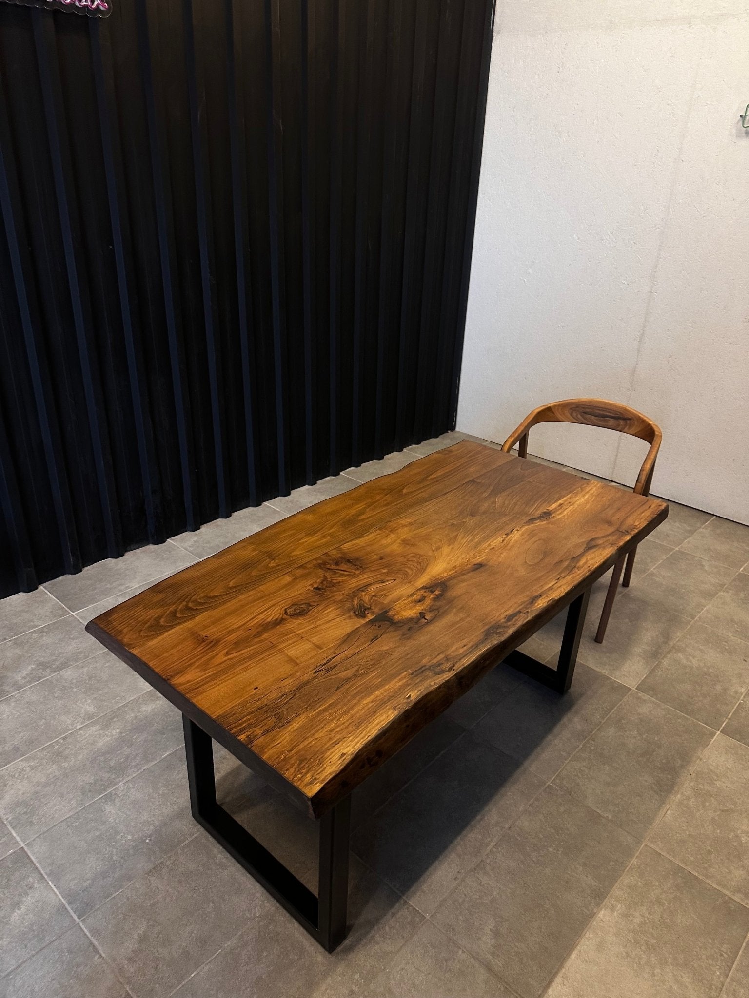 Esstisch Walnuss Massivholz - Designertisch mit Baumkante &amp; Stahlgestell