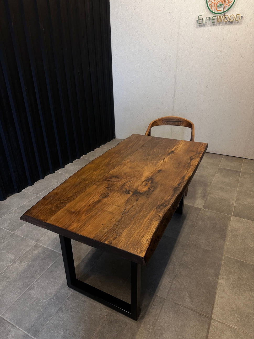 Esstisch Walnuss Massivholz - Designertisch mit Baumkante &amp; Stahlgestell