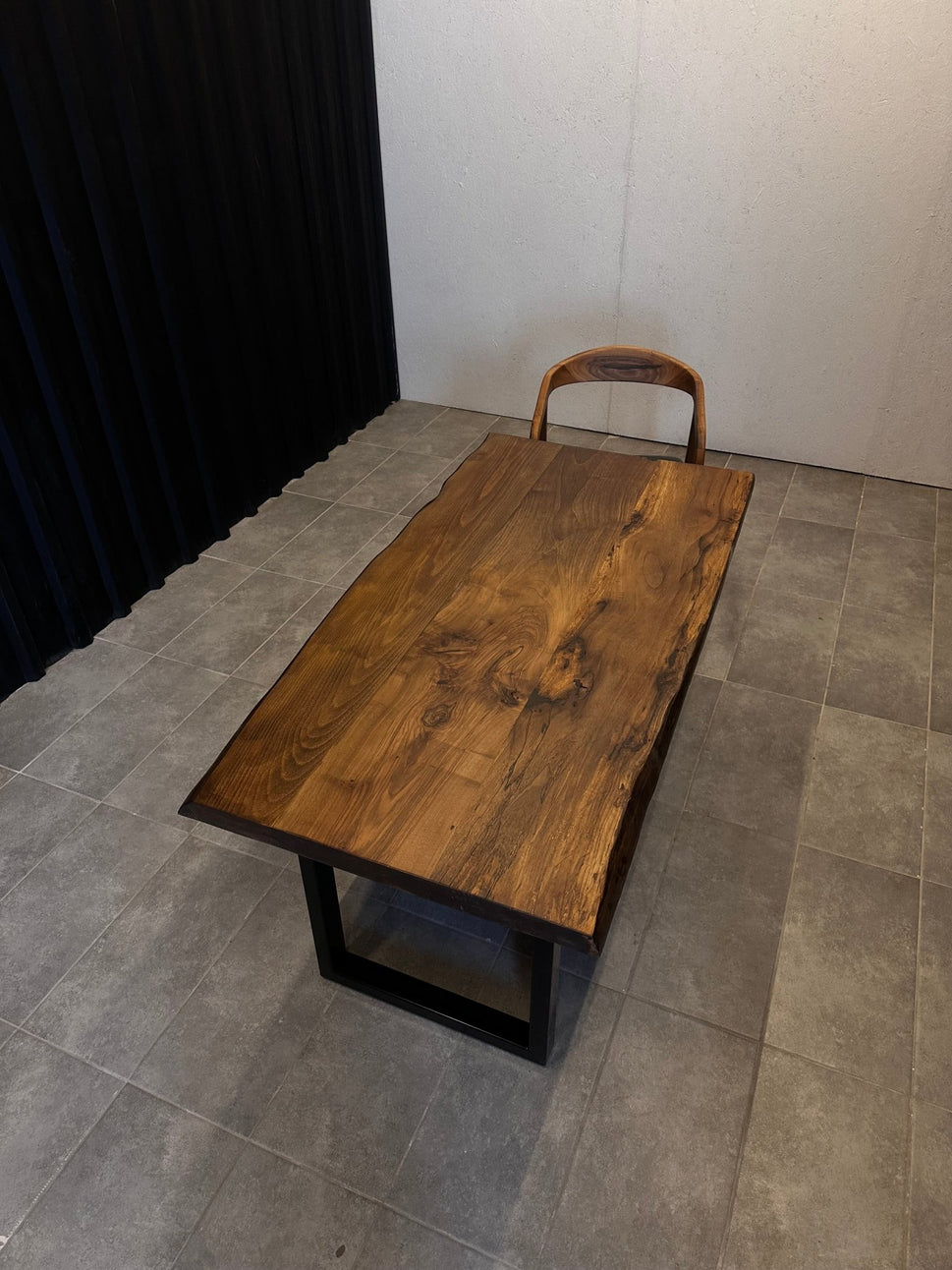 Esstisch Walnuss Massivholz - Designertisch mit Baumkante &amp; Stahlgestell