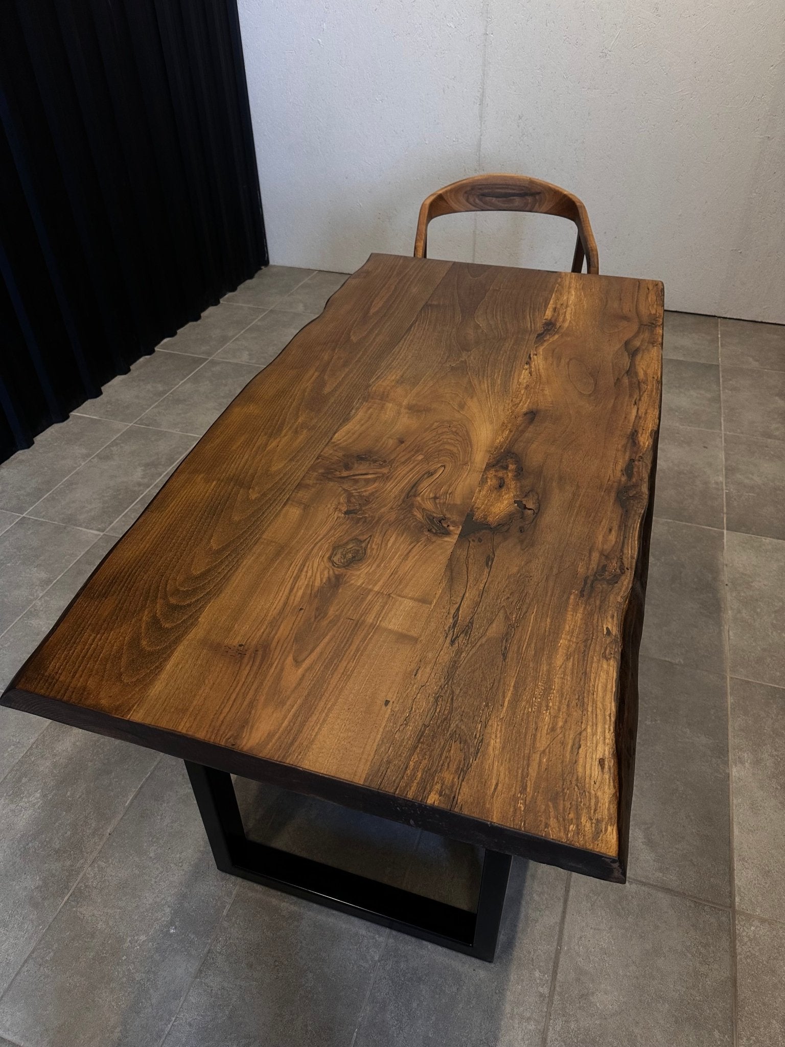 Esstisch Walnuss Massivholz - Designertisch mit Baumkante &amp; Stahlgestell