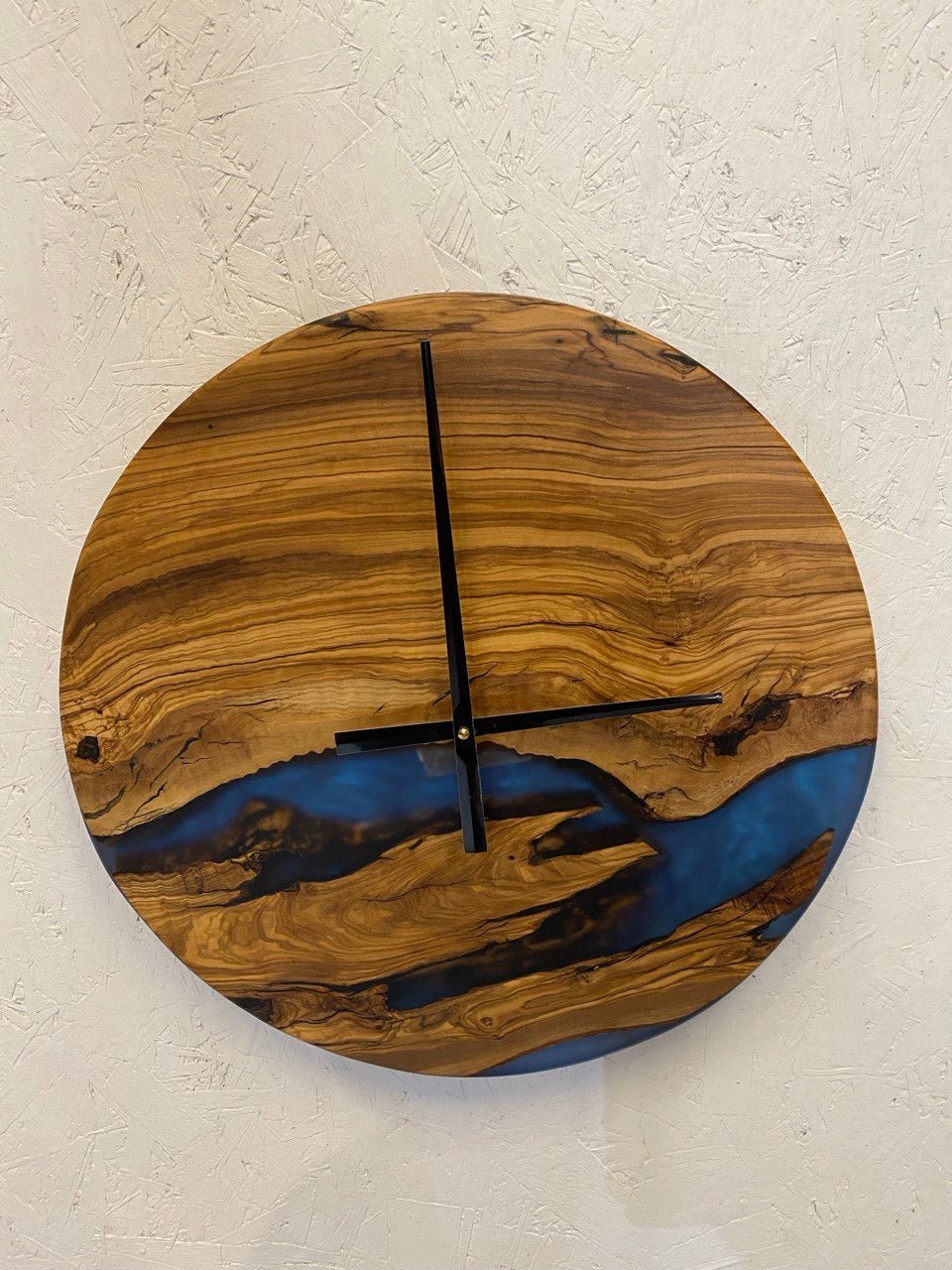 Epoxiduhr aus schwarzem und blauem Harz – Live Edge