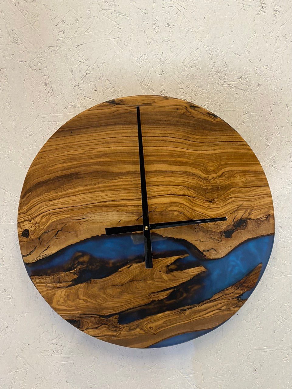 Epoxiduhr aus schwarzem und blauem Harz – Live Edge