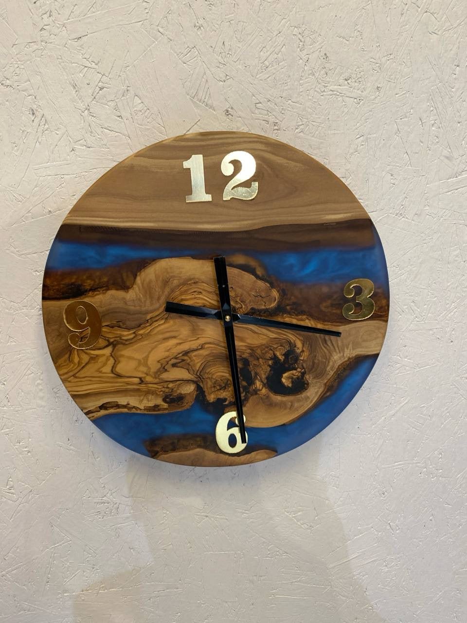 Epoxid-Uhr blau mit goldenen Ziffern – Wanddekoration Design