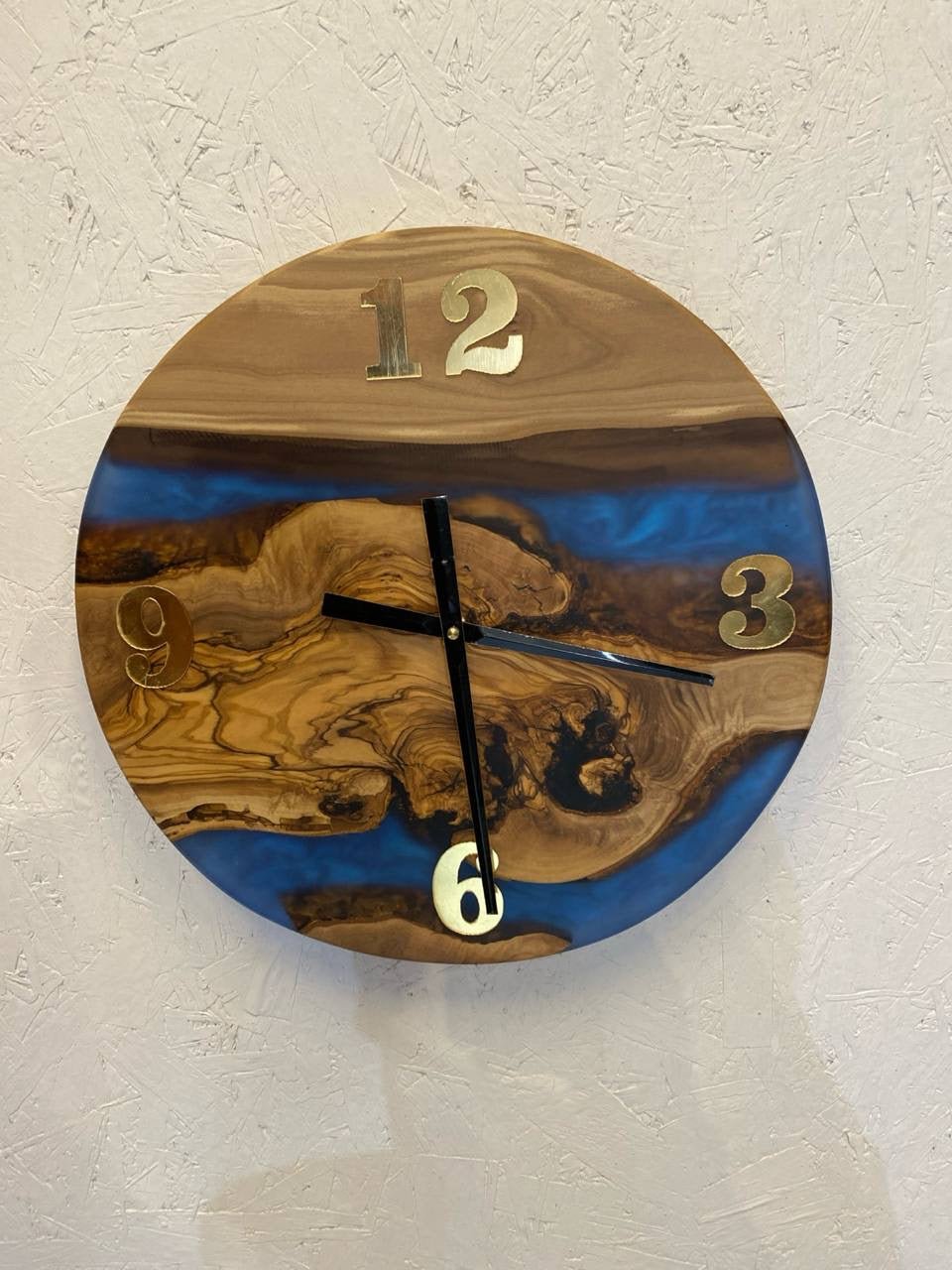 Epoxid-Uhr blau mit goldenen Ziffern – Wanddekoration Design