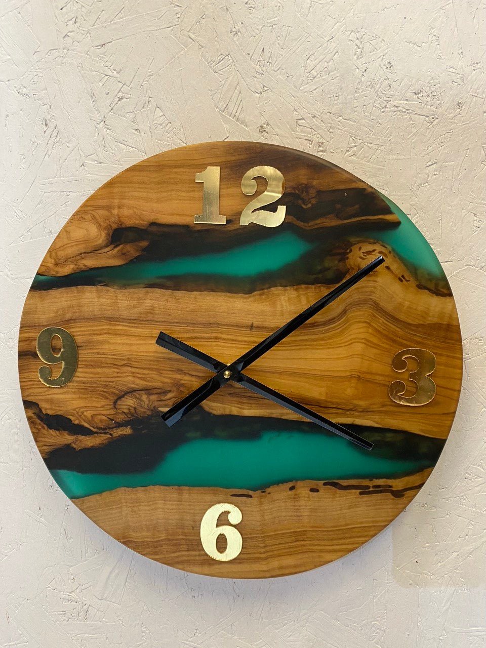 Epoxiduhr Grün Resin – moderne Wandgestaltung aus Resin &amp; Holz