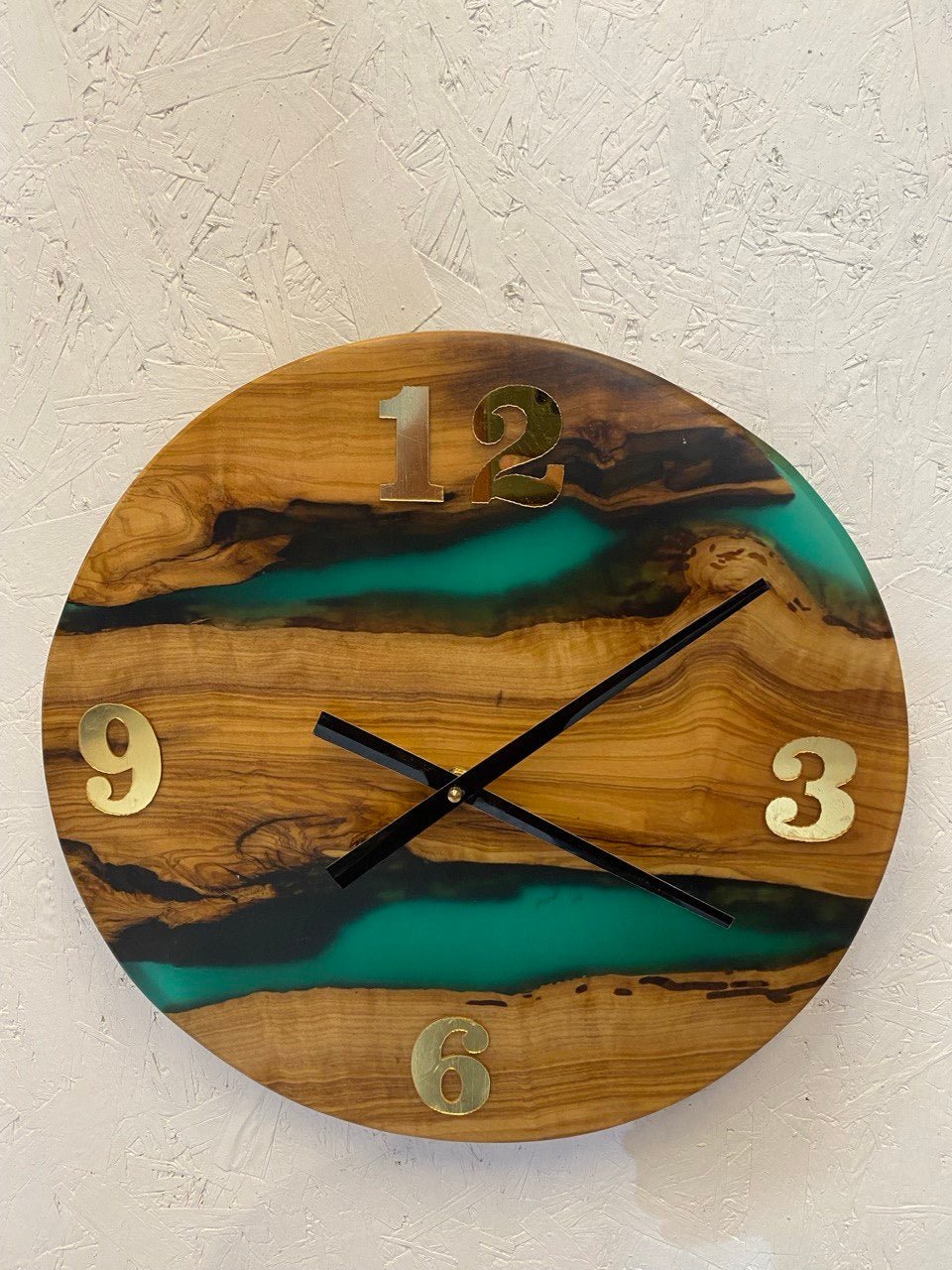 Epoxiduhr Grün Resin – moderne Wandgestaltung aus Resin &amp; Holz