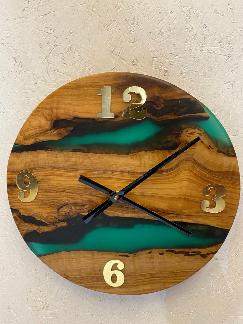 Epoxiduhr Grün Resin – moderne Wandgestaltung aus Resin &amp; Holz