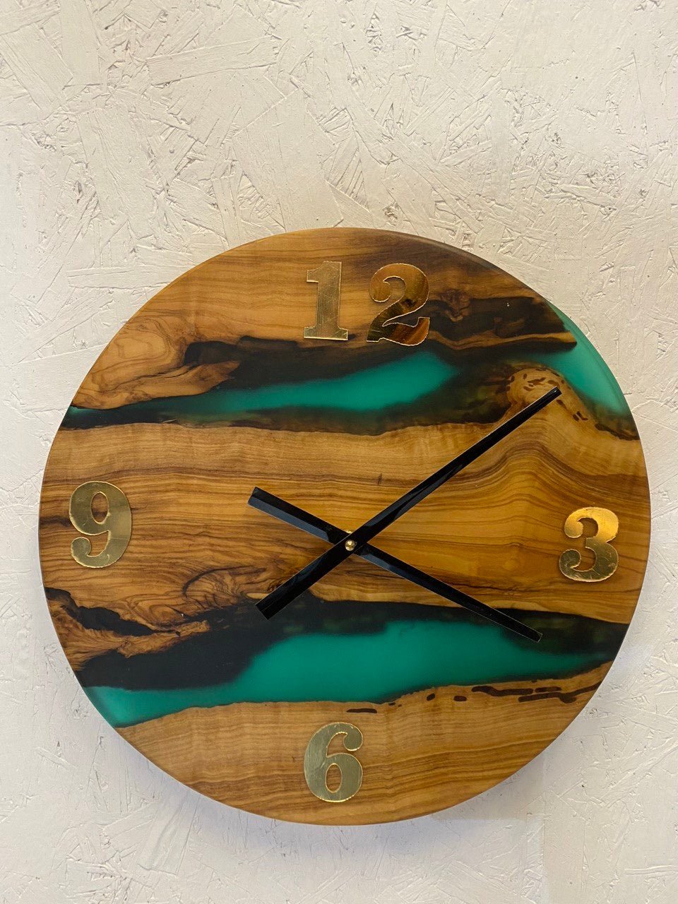Epoxiduhr Grün Resin – moderne Wandgestaltung aus Resin &amp; Holz