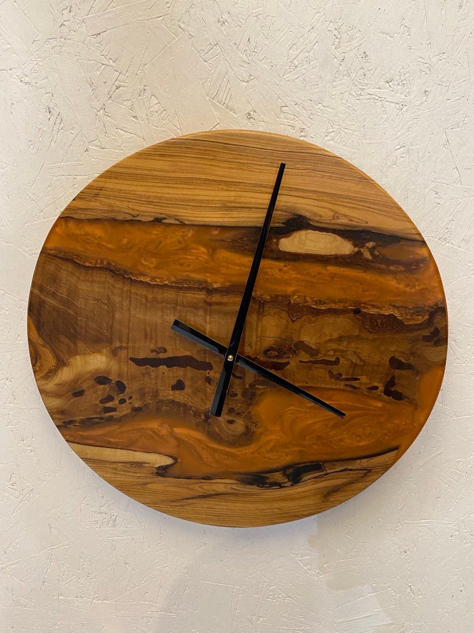Epoxid-Uhr aus orangefarbenem Harz - handgefertigtes rundes Designerstück - Live Edge