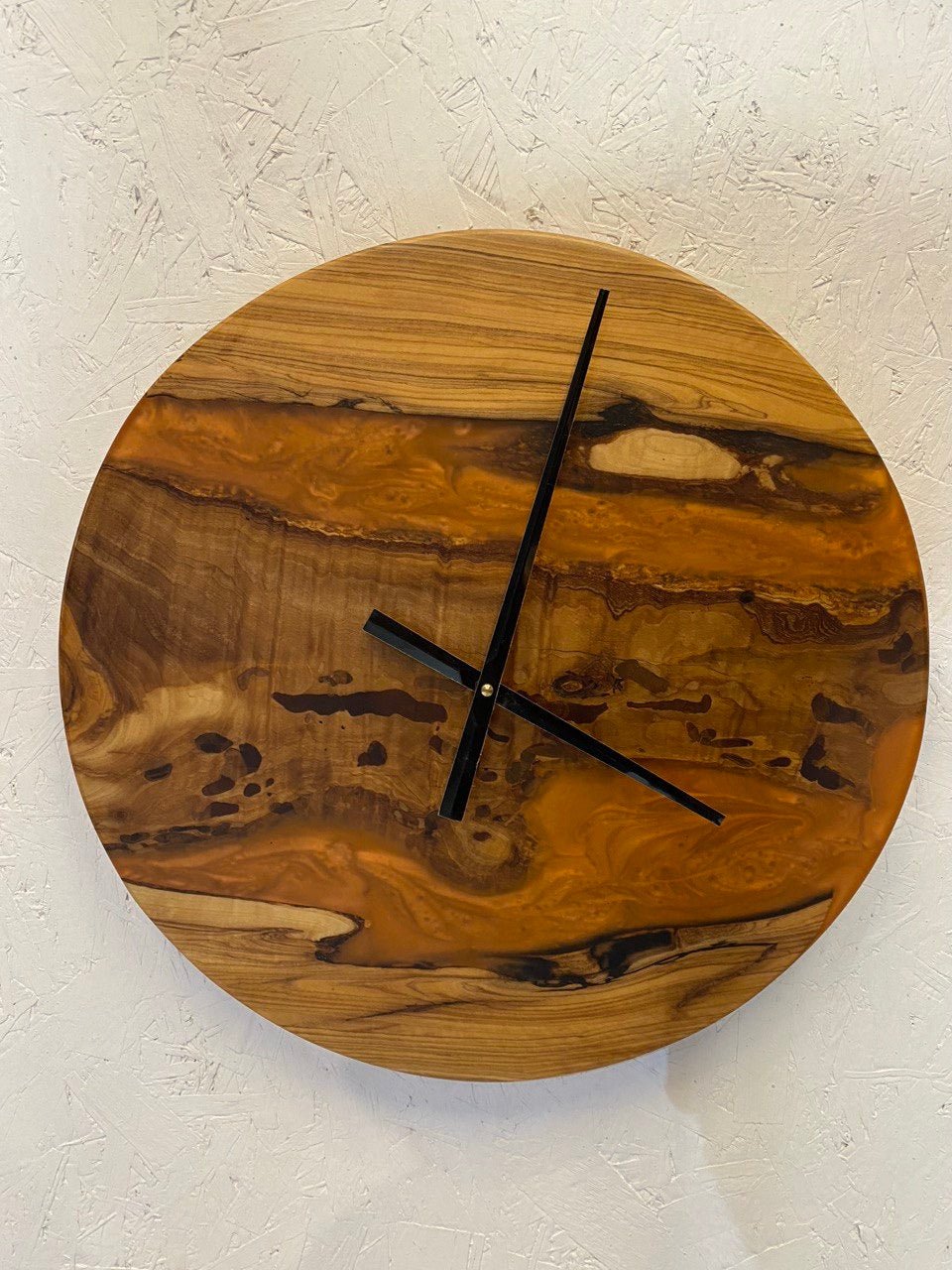 Epoxid-Uhr aus orangefarbenem Harz - handgefertigtes rundes Designerstück - Live Edge