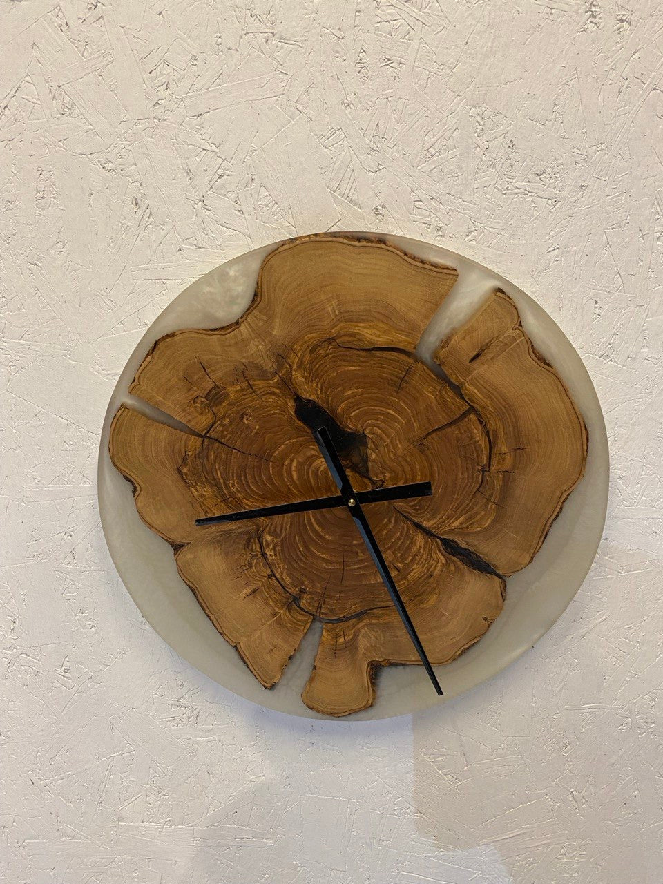 Epoxiduhr mit grauem Harz - Designuhr mit natürlichem Rand