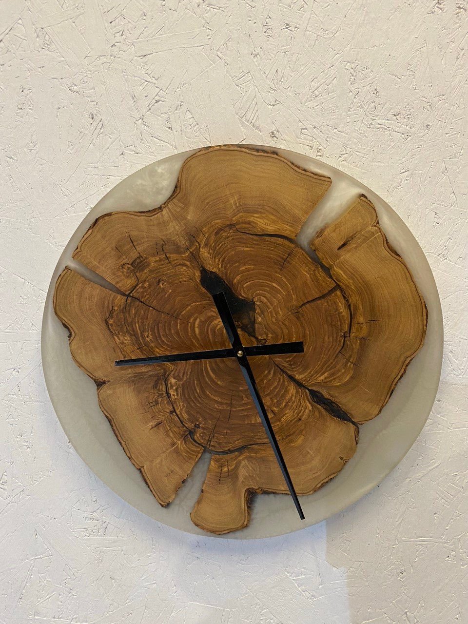 Epoxiduhr mit grauem Harz - Designuhr mit natürlichem Rand