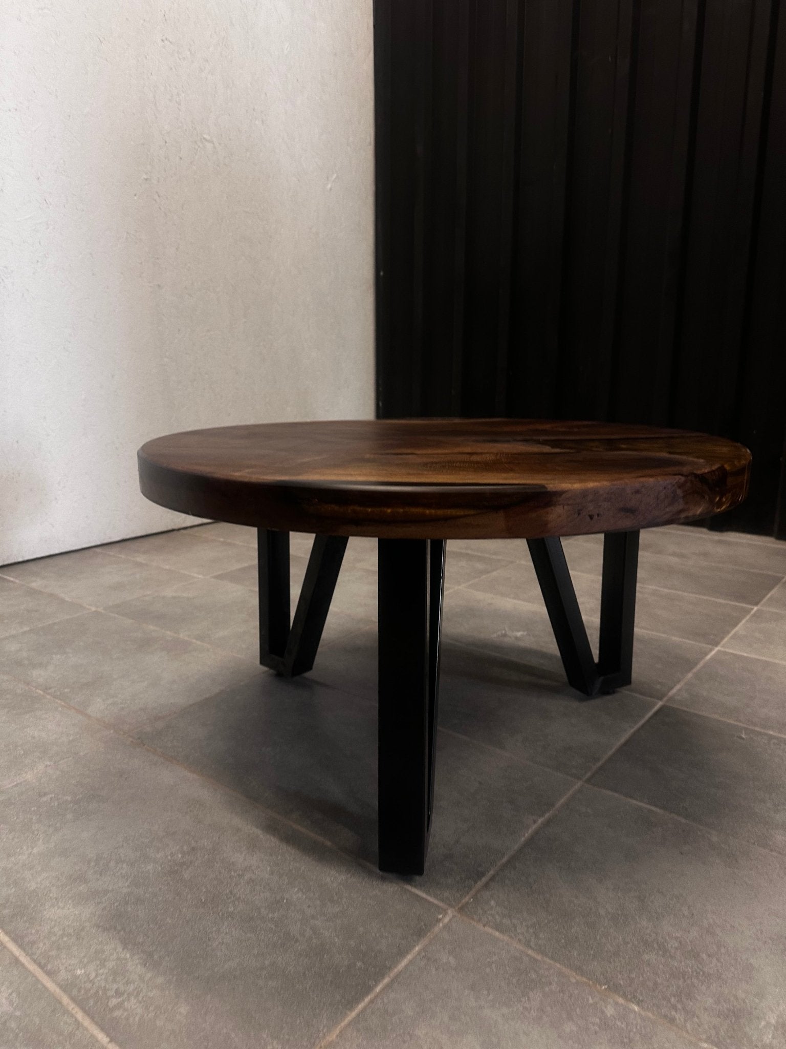 Epoxidharz Couchtisch Walnuss – Modernes Design &amp; Einzigartiger Stil