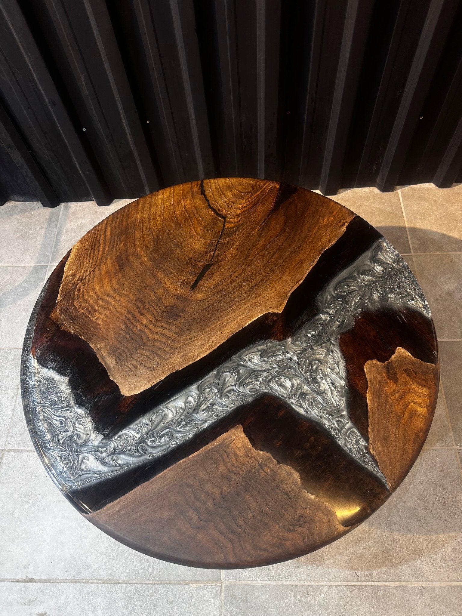 Epoxidharz Couchtisch Walnuss – Modernes Design &amp; Einzigartiger Stil