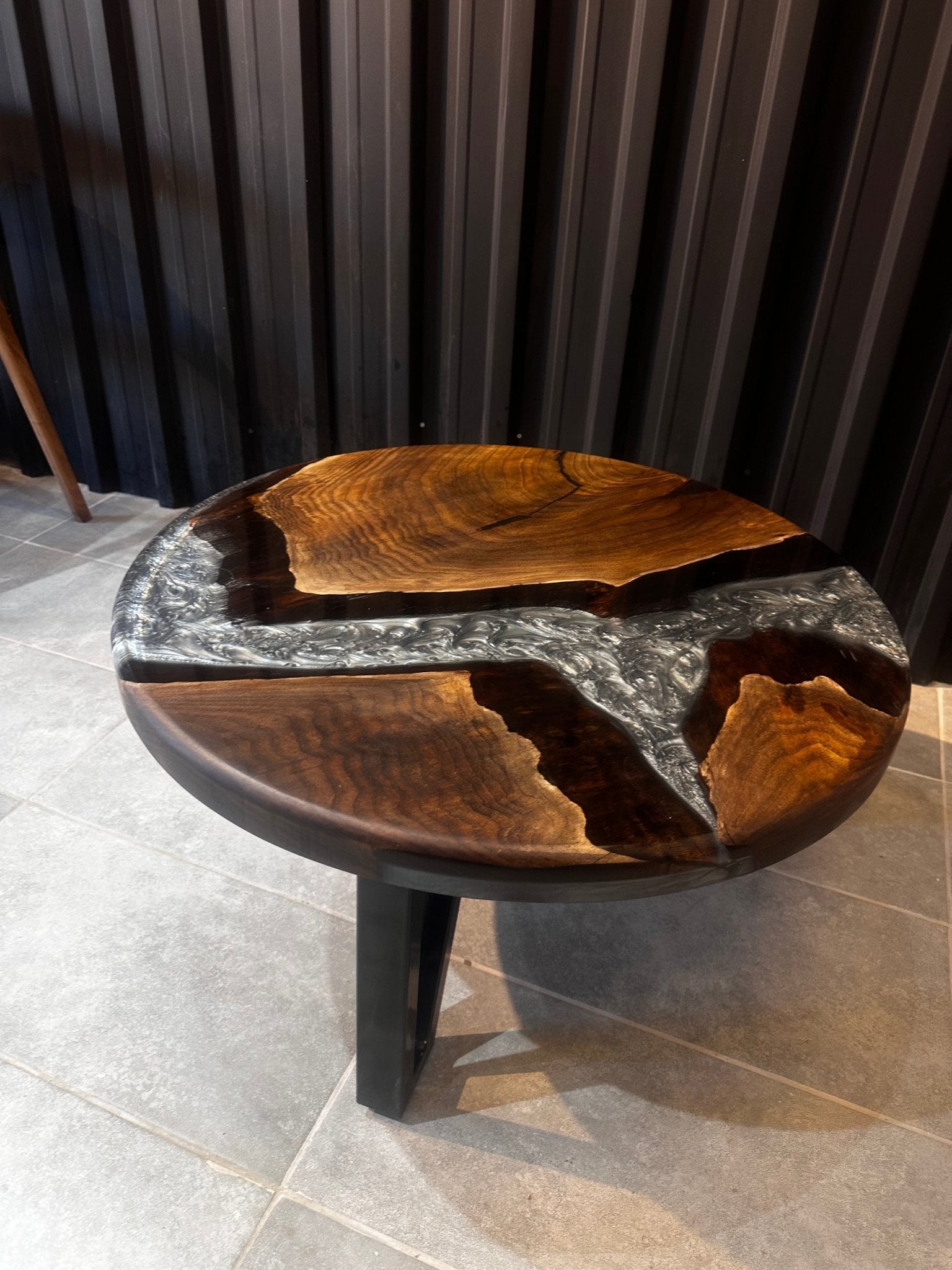 Epoxidharz Couchtisch Walnuss – Modernes Design &amp; Einzigartiger Stil