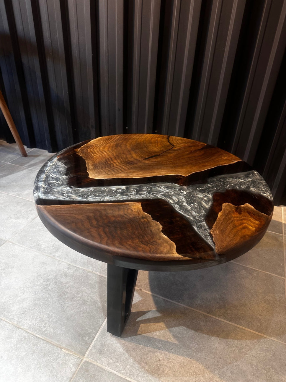 Epoxidharz Couchtisch Walnuss – Modernes Design &amp; Einzigartiger Stil