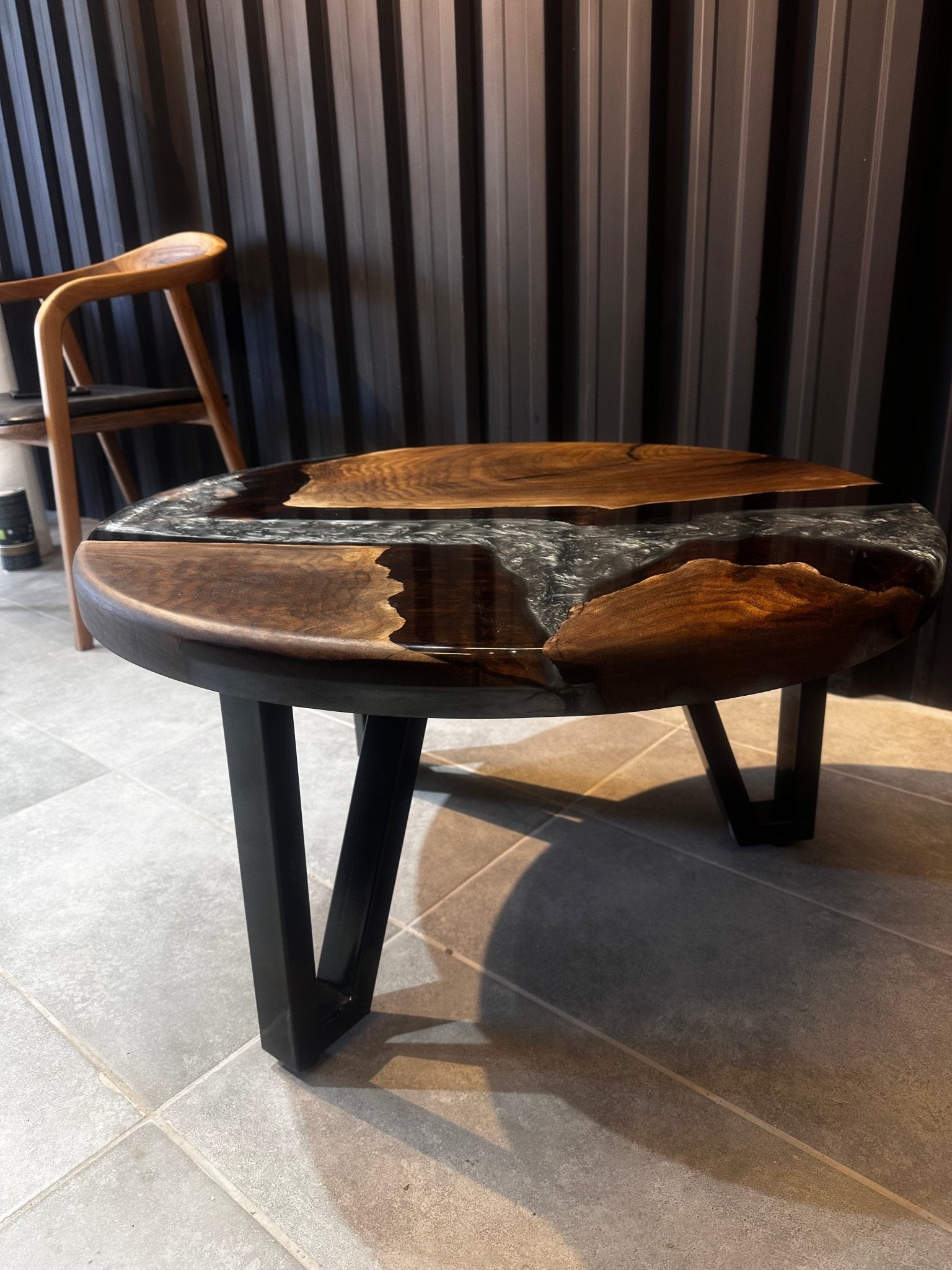 Epoxidharz Couchtisch Walnuss – Modernes Design &amp; Einzigartiger Stil