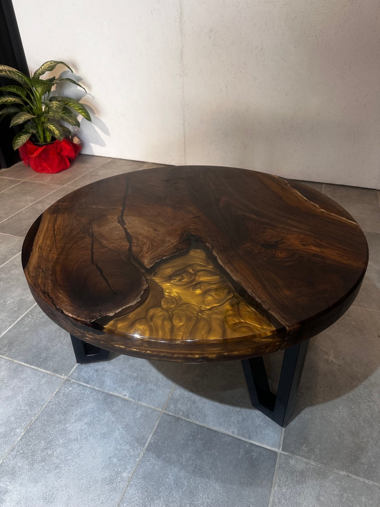 Epoxidharz Couchtisch Walnuss – Modernes Design &amp; Einzigartiger Stil