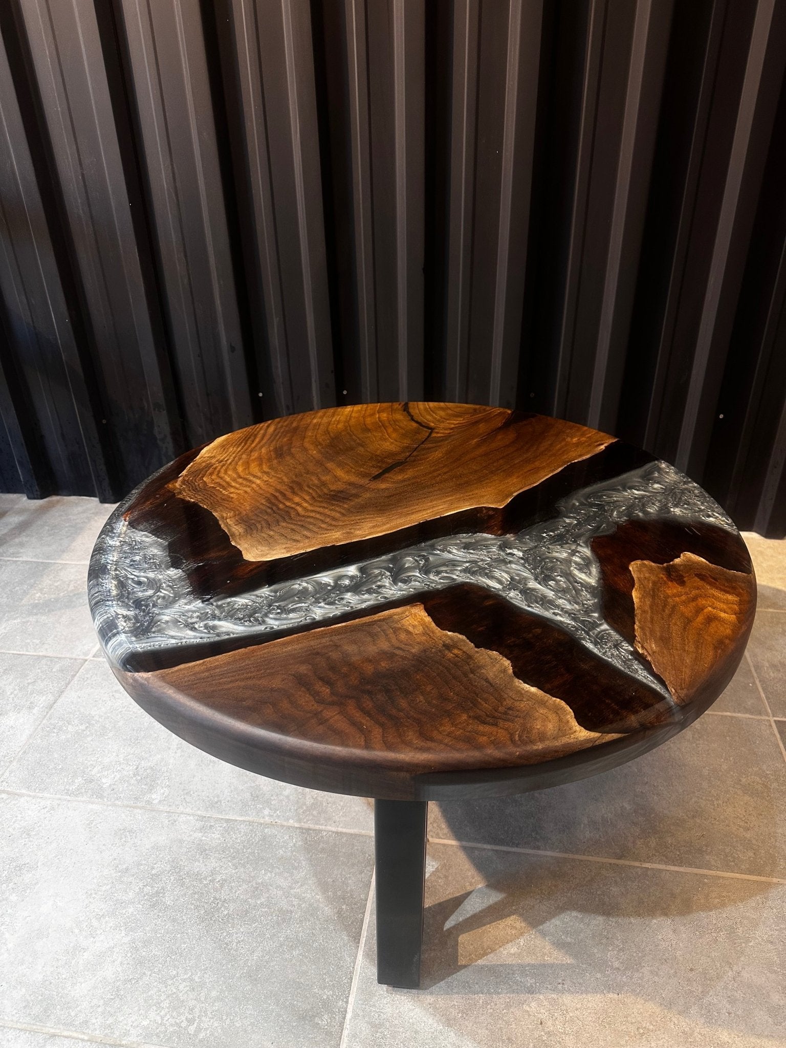 Epoxidharz Couchtisch Walnuss – Modernes Design &amp; Einzigartiger Stil