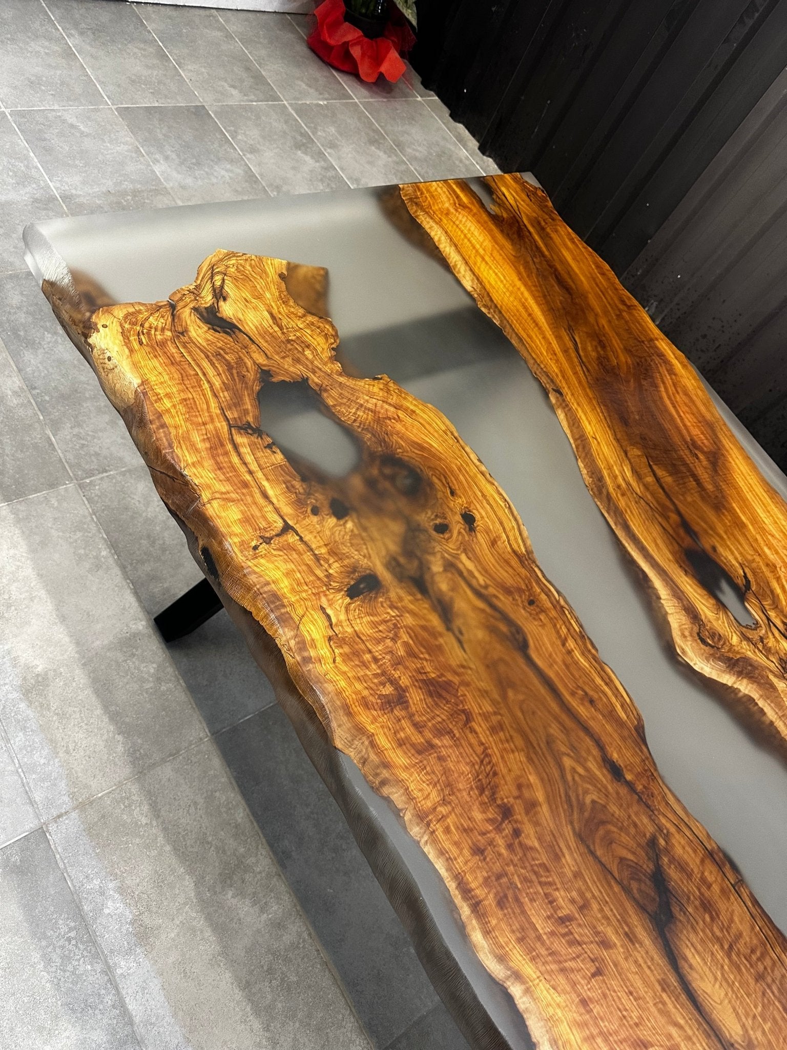 Esstisch aus Epoxidharz Olive 180x90 - River Table mit Metallgestell