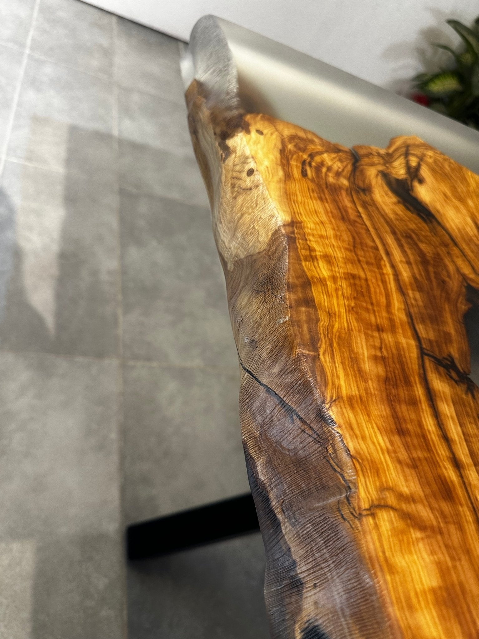 Esstisch aus Epoxidharz Olive 180x90 - River Table mit Metallgestell