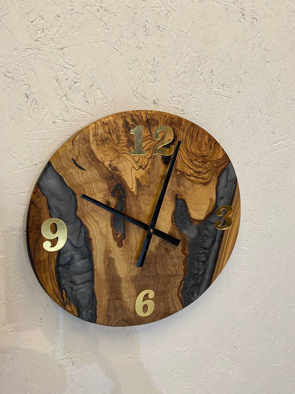 Runde moderne Uhr aus Epoxidharz – Unikat mit goldenen Ziffern