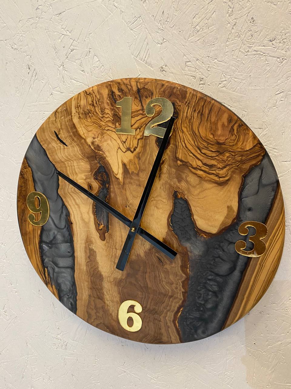 Runde moderne Uhr aus Epoxidharz – Unikat mit goldenen Ziffern