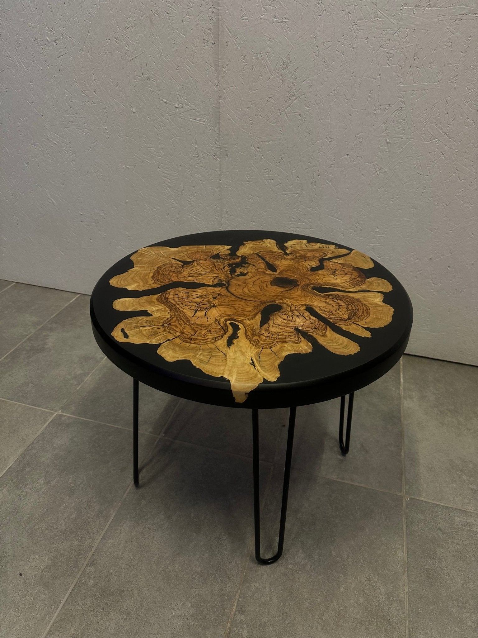 Epoxidharztisch – Live Edge Olivenholztisch mit schwarzem Harz