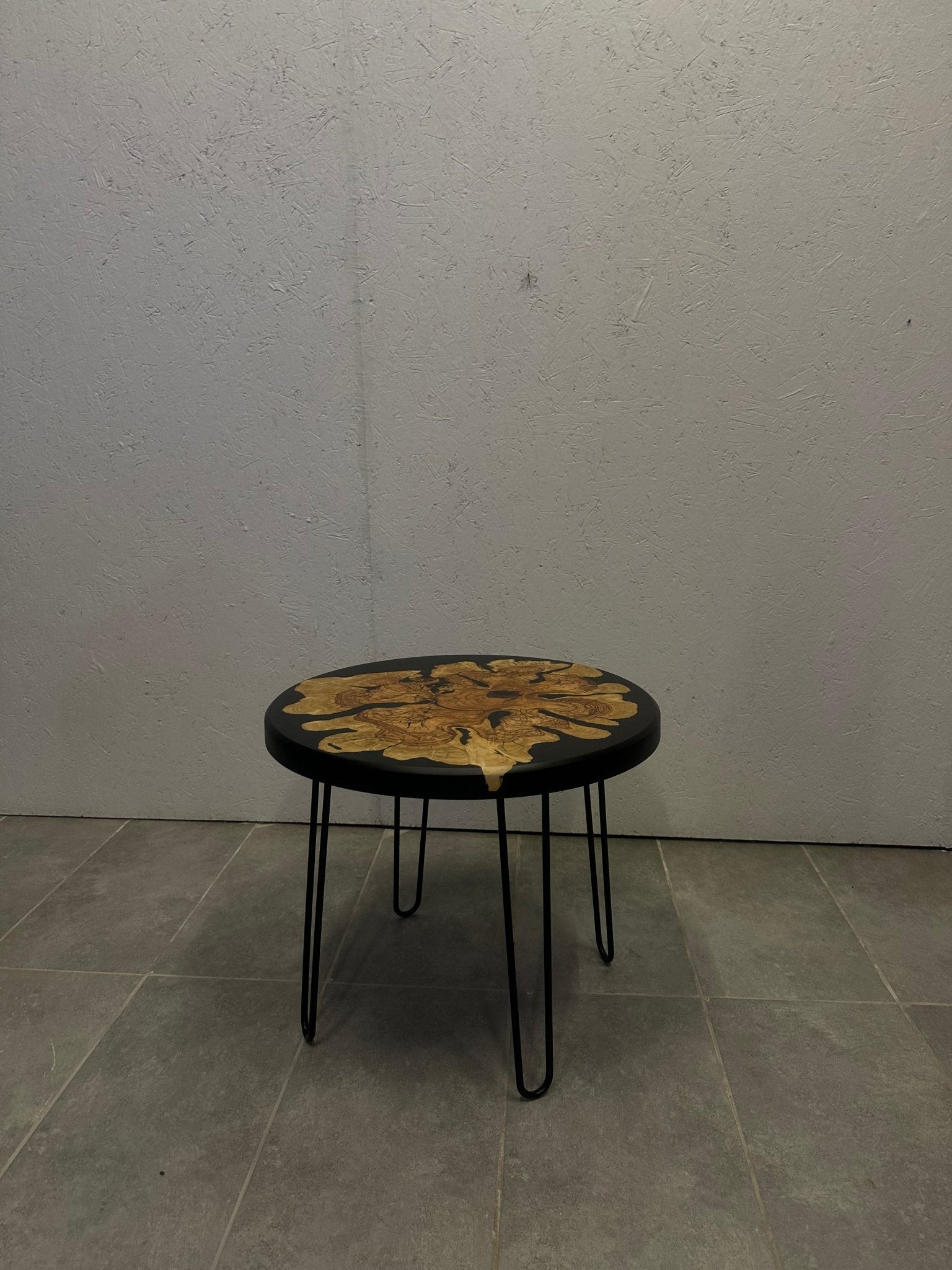 Epoxidharztisch – Live Edge Olivenholztisch mit schwarzem Harz