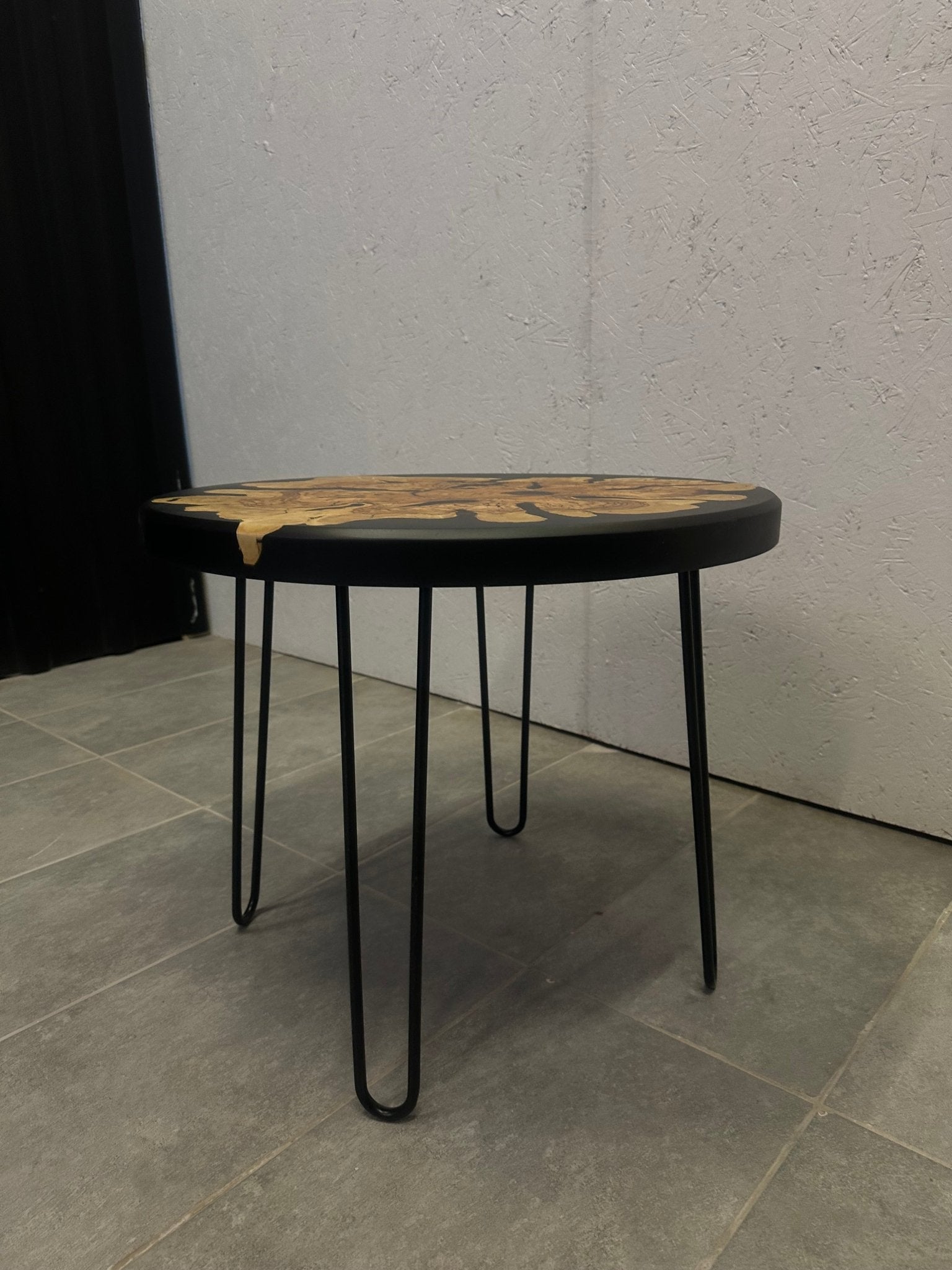 Epoxidharztisch – Live Edge Olivenholztisch mit schwarzem Harz