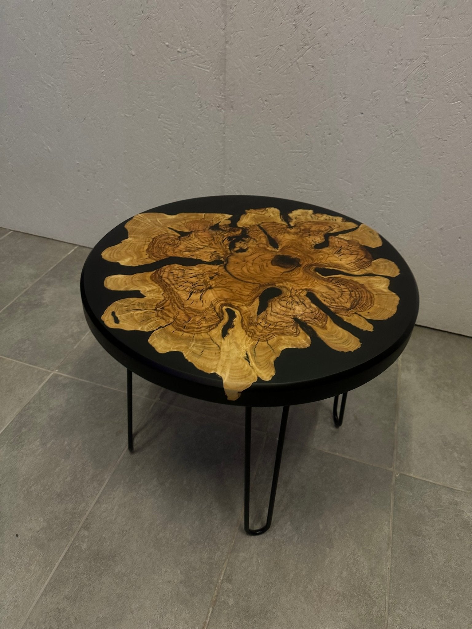 Epoxidharztisch – Live Edge Olivenholztisch mit schwarzem Harz