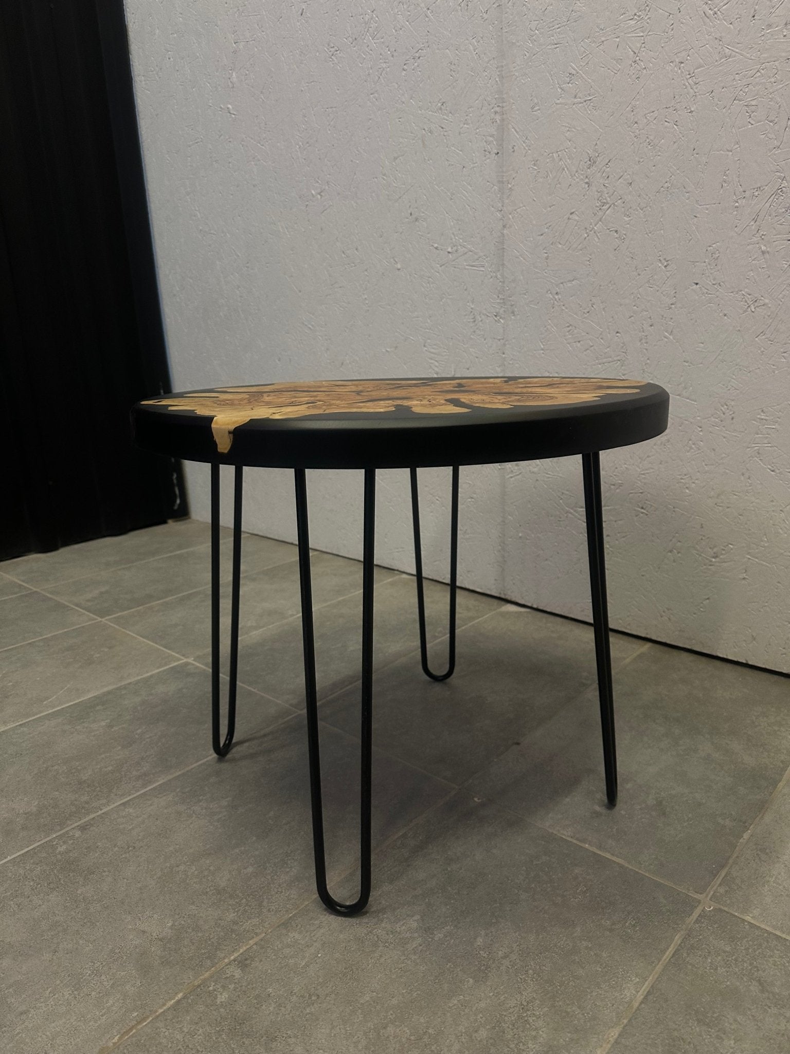 Epoxidharztisch – Live Edge Olivenholztisch mit schwarzem Harz