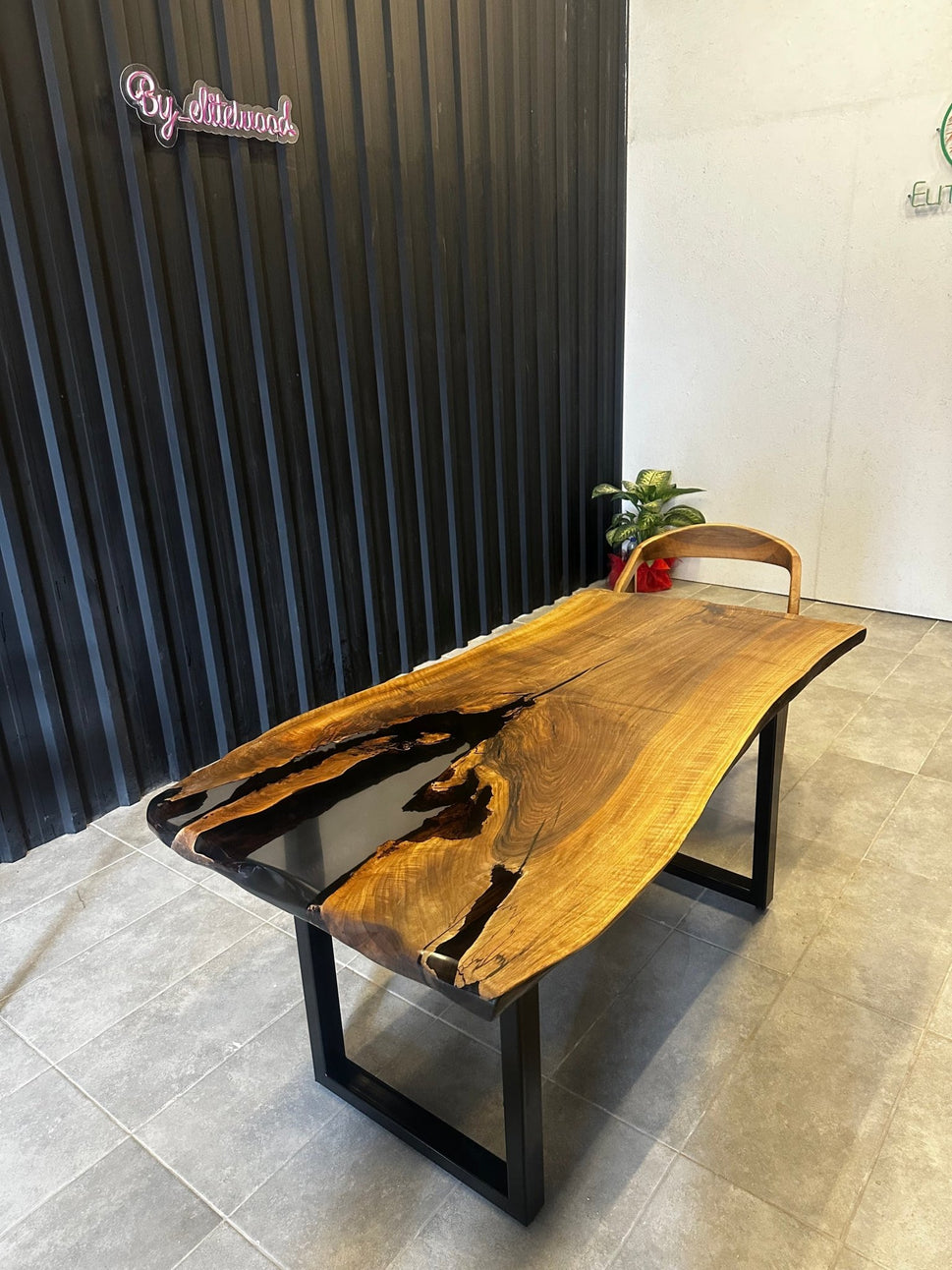Epoxidharztisch Nussbaum 160x80 - Unikat mit schwarzem Harz - Live Edge River Table