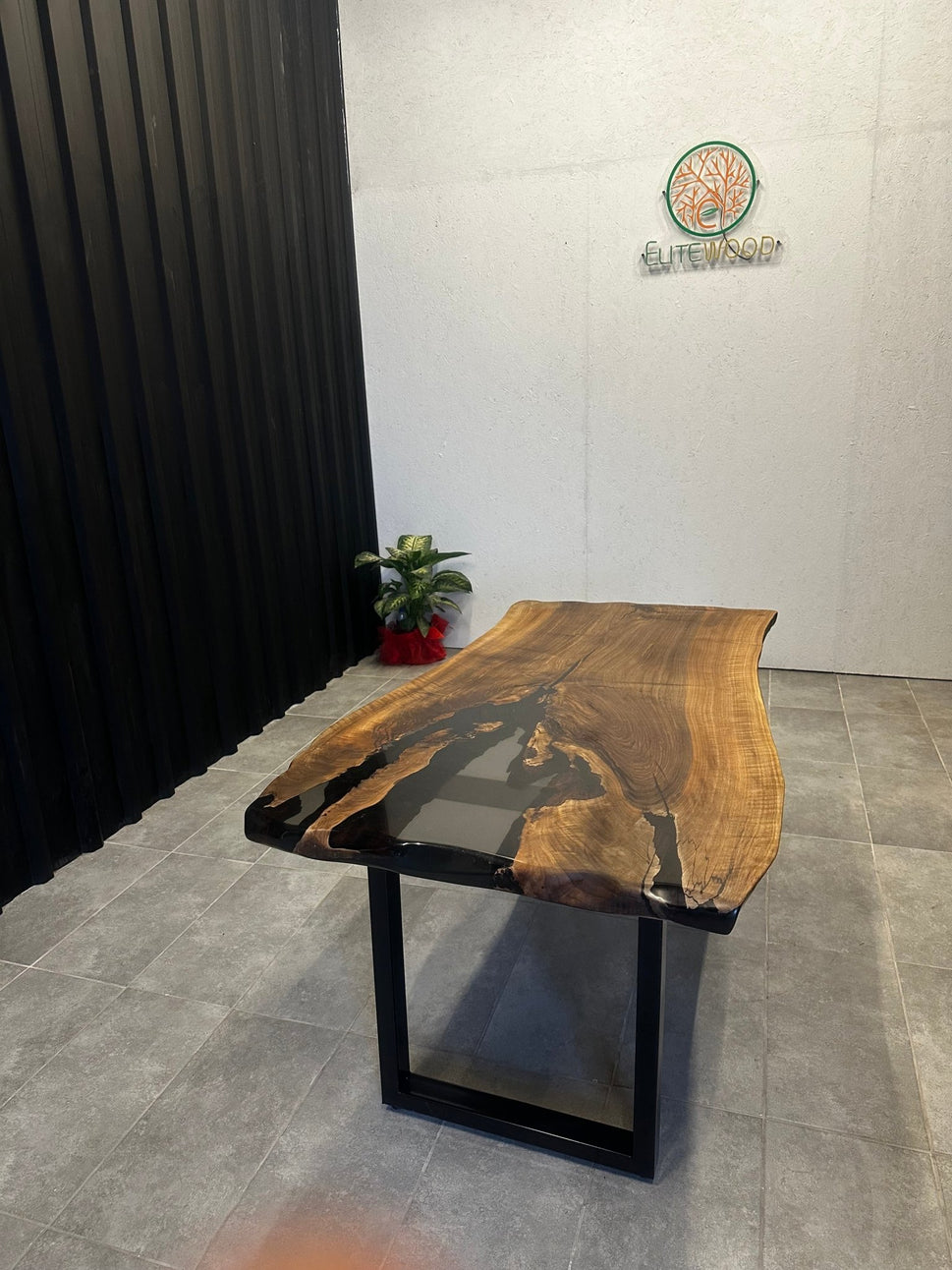 Epoxidharztisch Nussbaum 160x80 - Unikat mit schwarzem Harz - Live Edge River Table