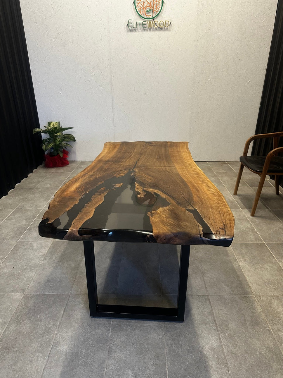 Epoxidharztisch Nussbaum 160x80 - Unikat mit schwarzem Harz - Live Edge River Table